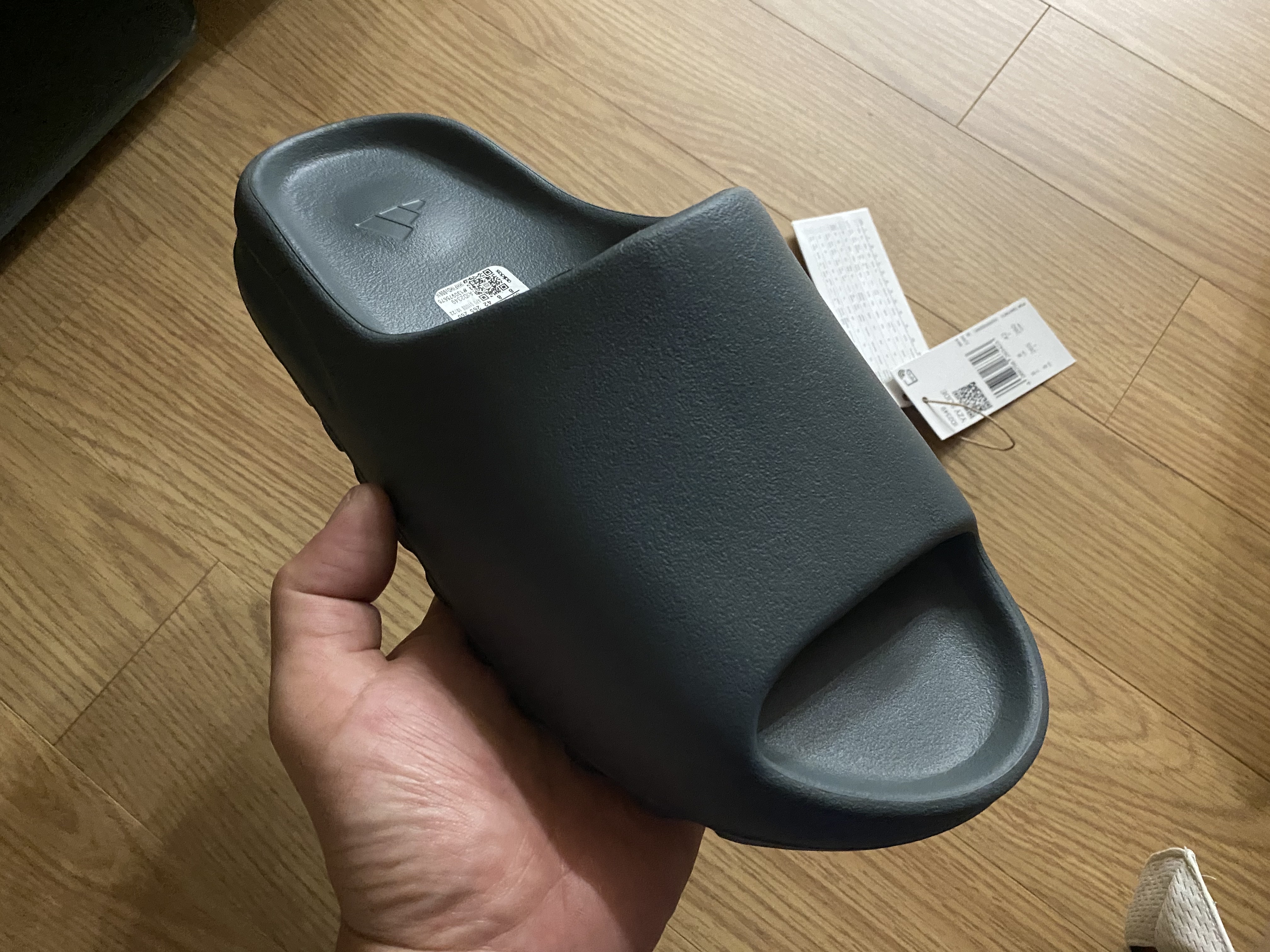 Adidas Yeezy Slide Slate Marine 착용 스타일