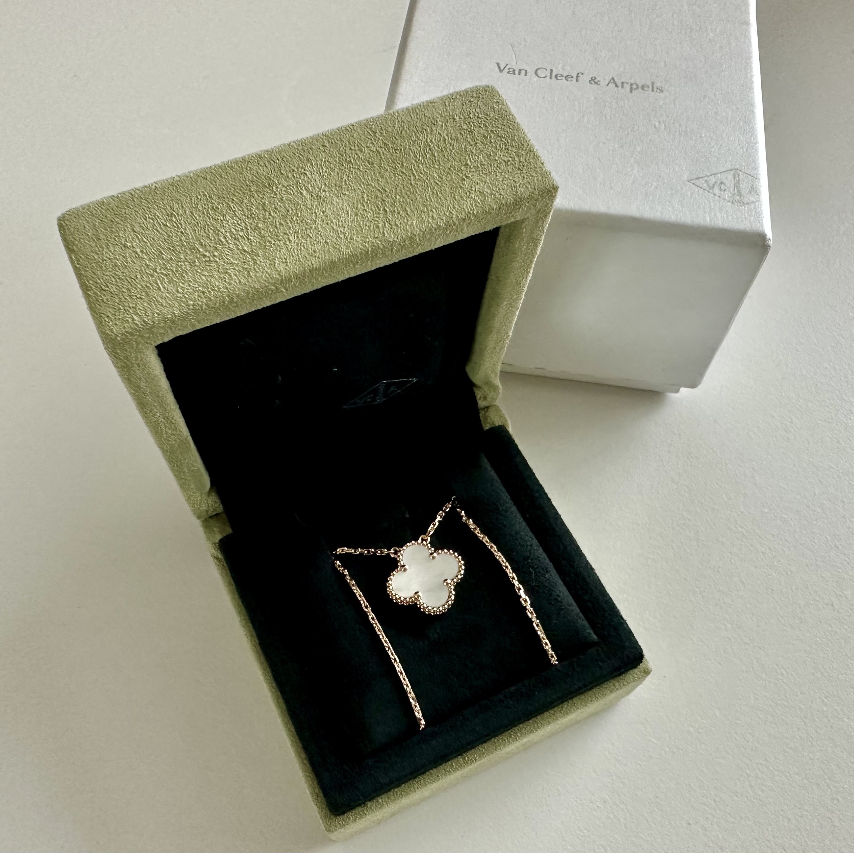 (W) Van Cleef & Arpels Vintage Alhambra Pendant Yellow Gold Mother of Pearl 착용 스타일