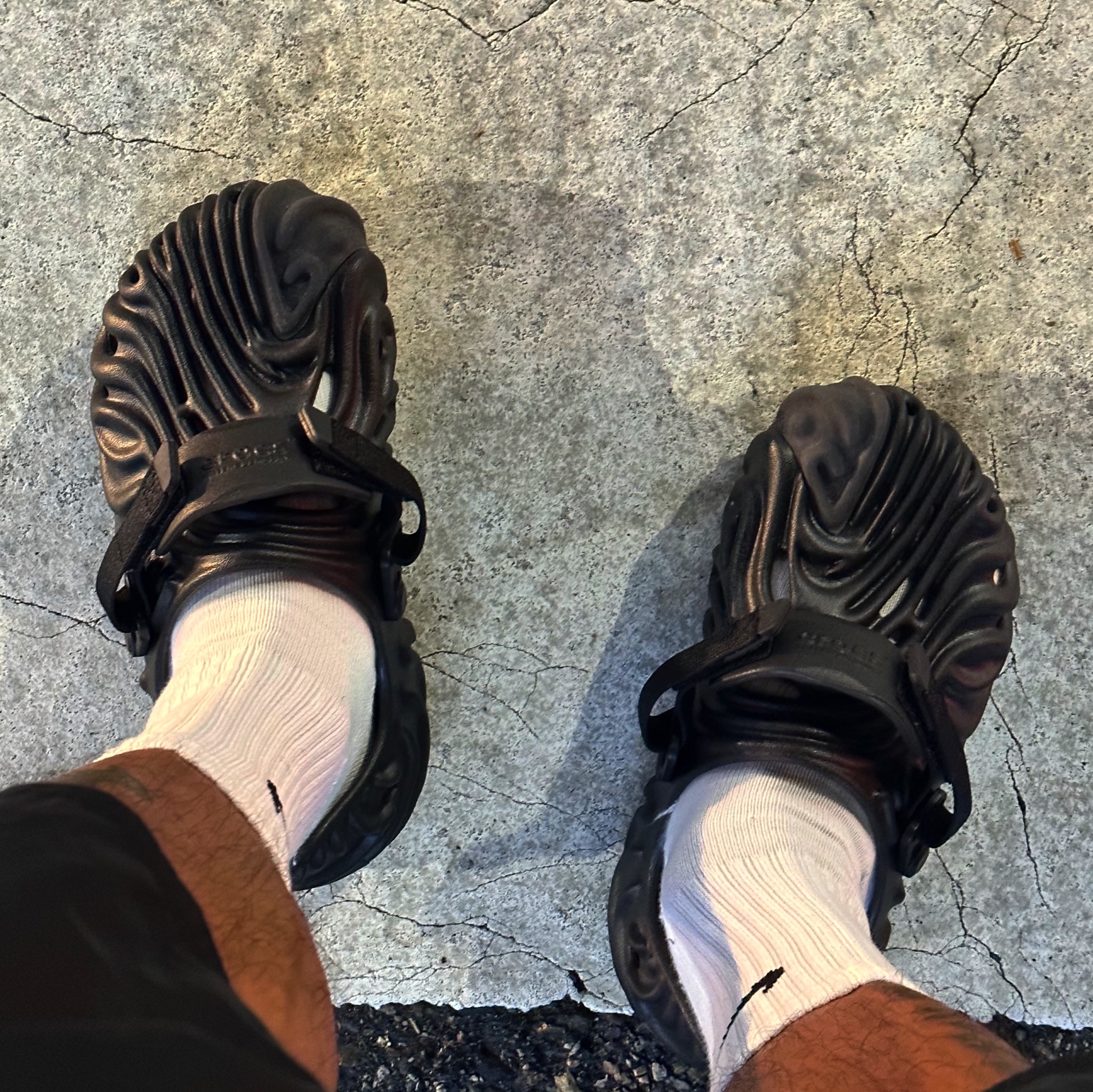 Crocs x Salehe Bembury Pollex Clog Sasquatch 착용 스타일