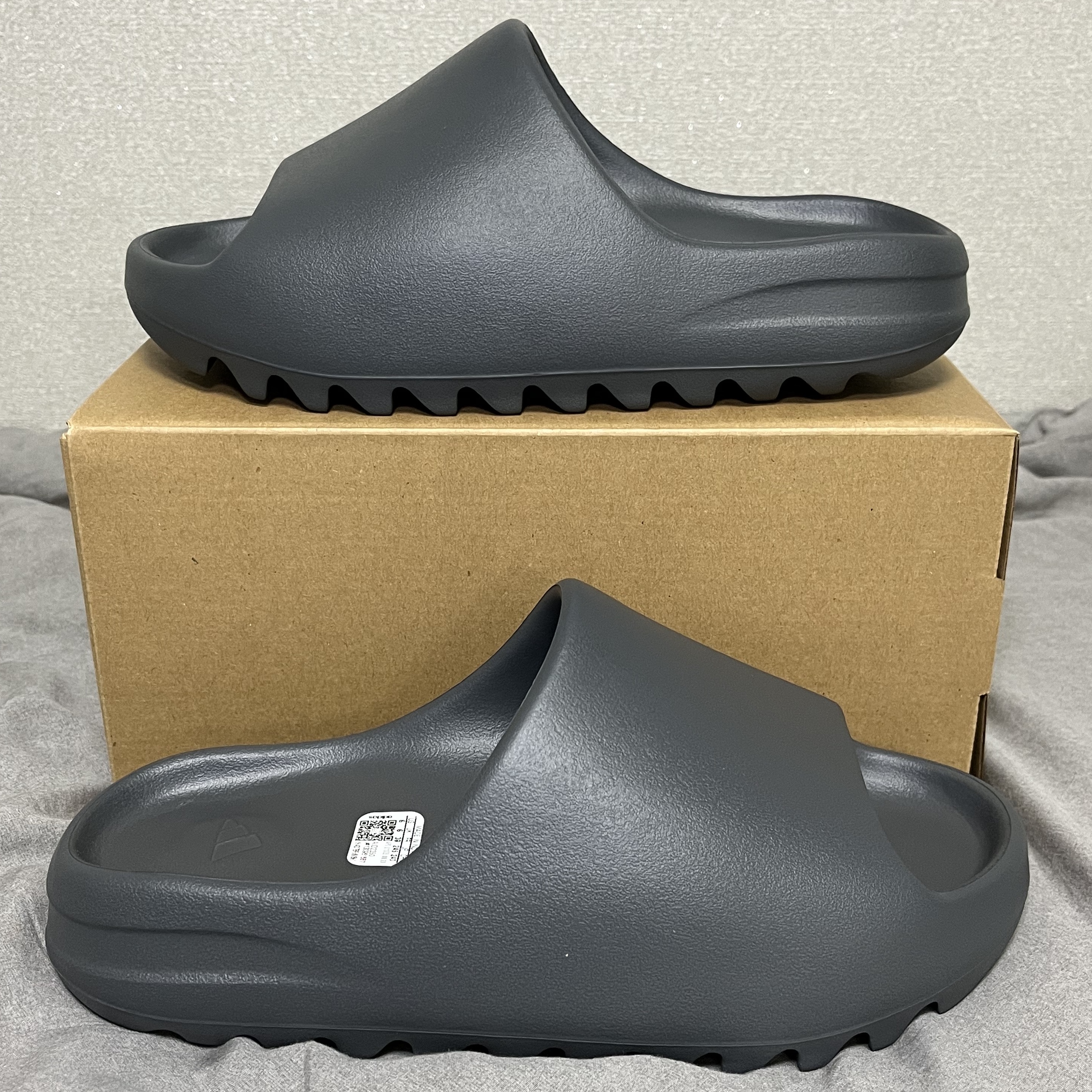Adidas Yeezy Slide Slate Grey 착용 스타일