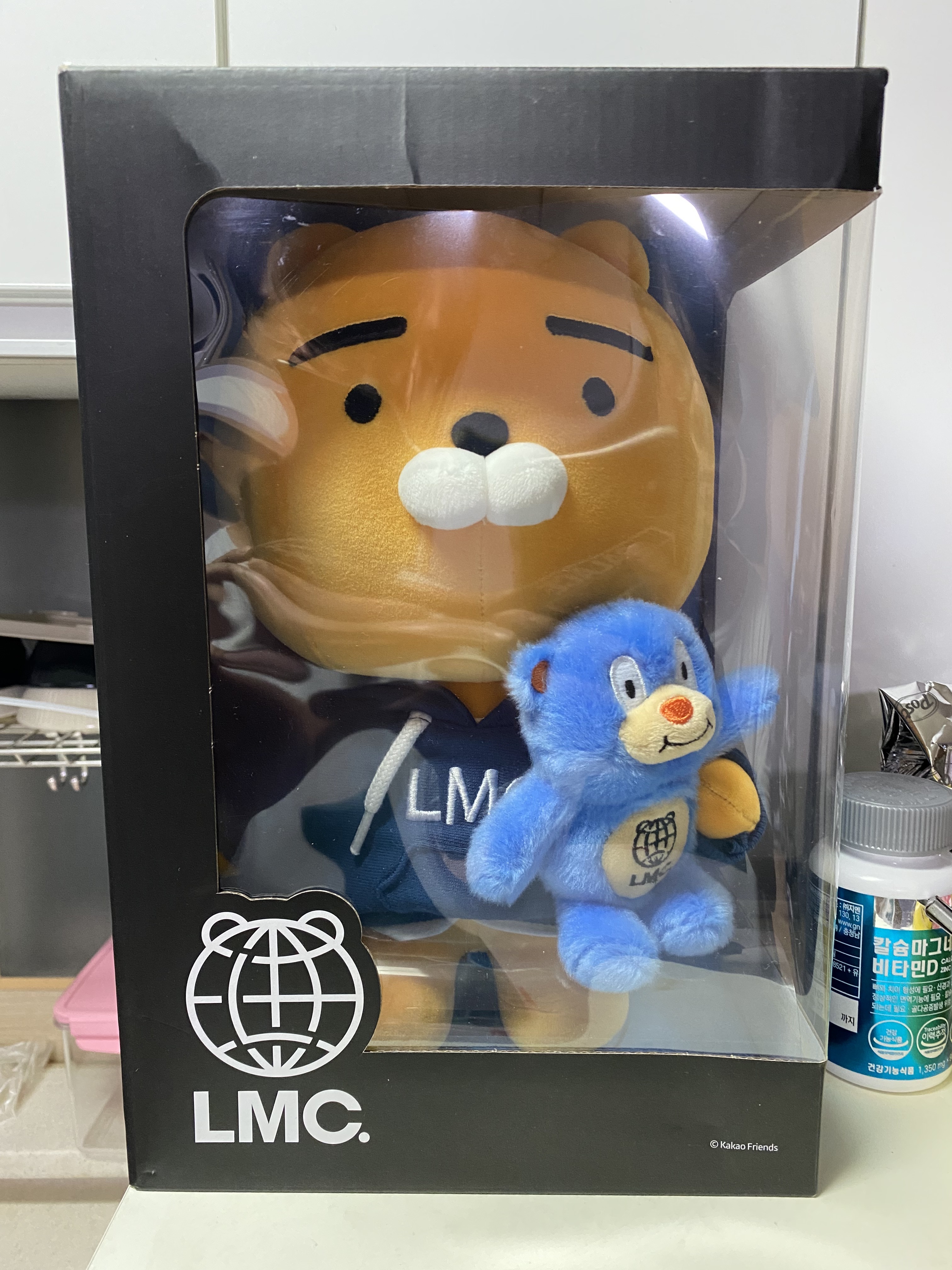 Kakao x LMC Ryan Plush Toy Navy 착용 스타일