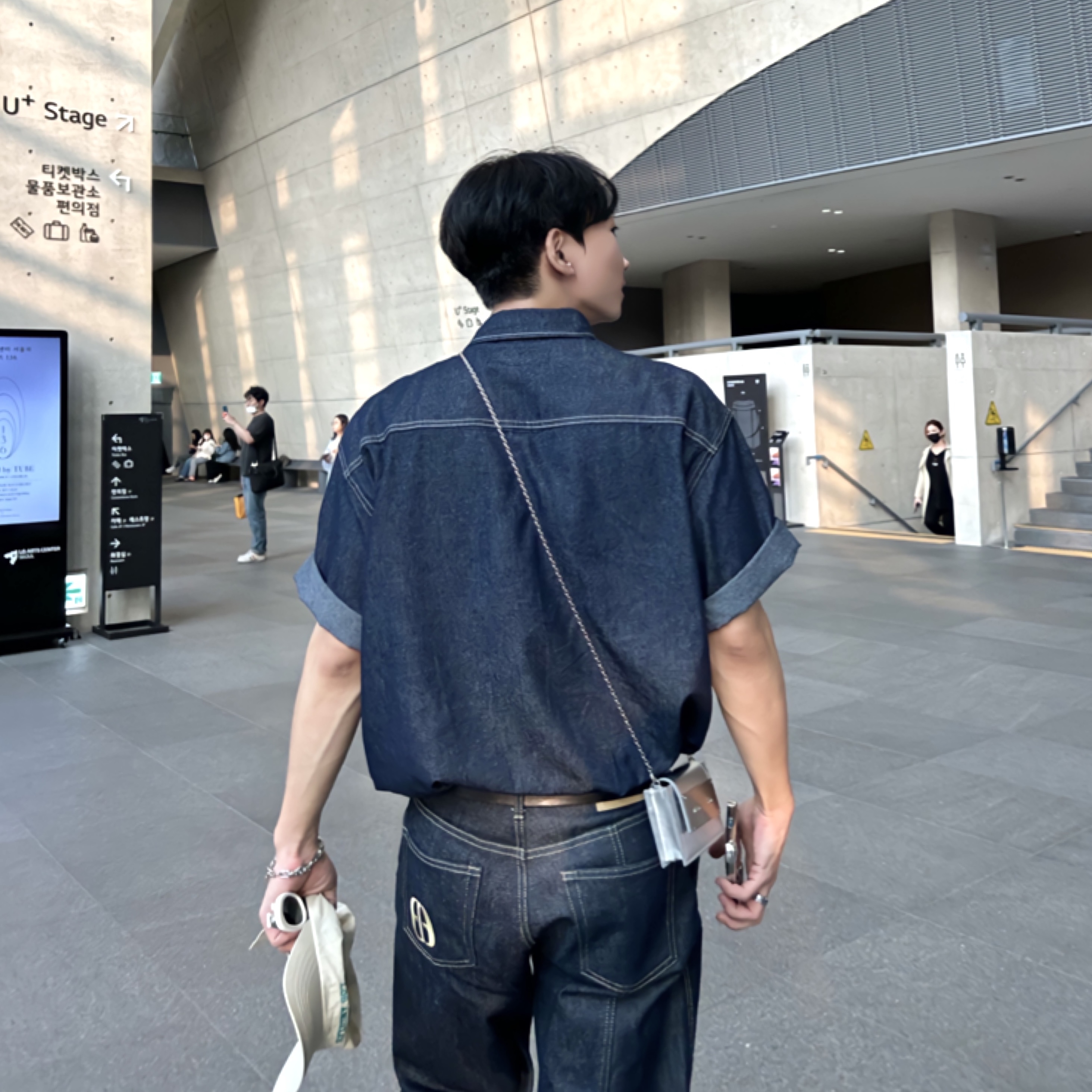 Gentle Monster x Maison Margiela MM004 White Black 착용 스타일 - 3