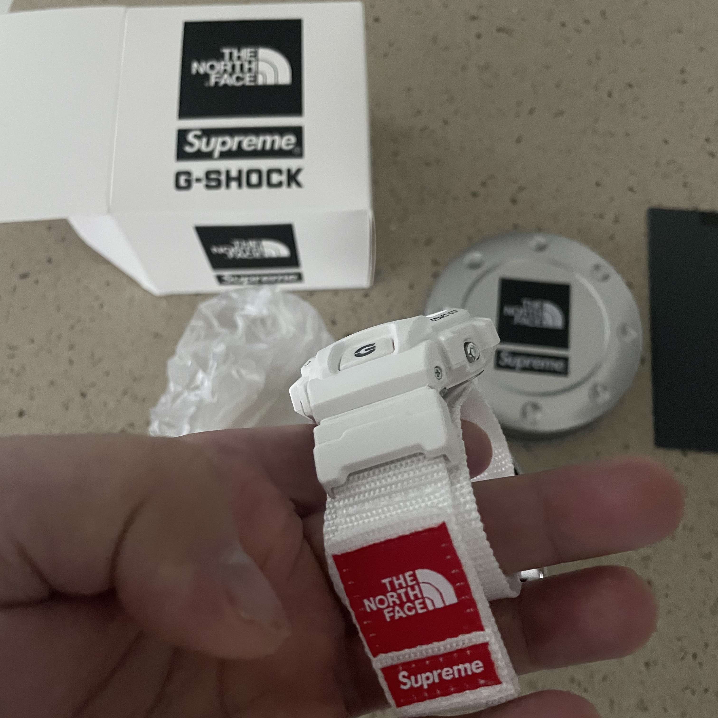 Casio G-Shock x Supreme x The North Face DW-6900 White 착용 스타일 - 3