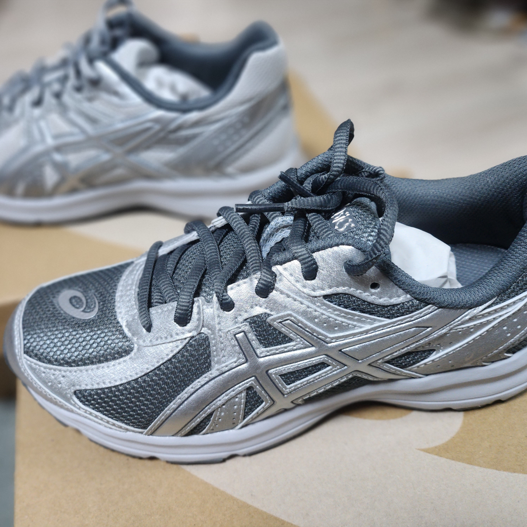 Asics Jog 100 S SMU Sheet Rock Pure Silver - 2E Wide 착용 스타일