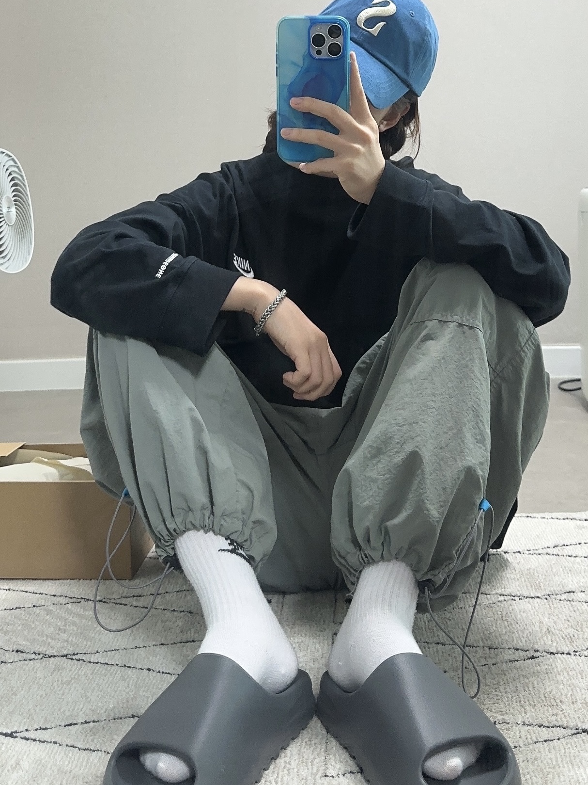 Adidas Yeezy Slide Slate Grey, Nike x Peaceminusone LS T-Shirt Black (DR0098-010) 착용 스타일 - 1