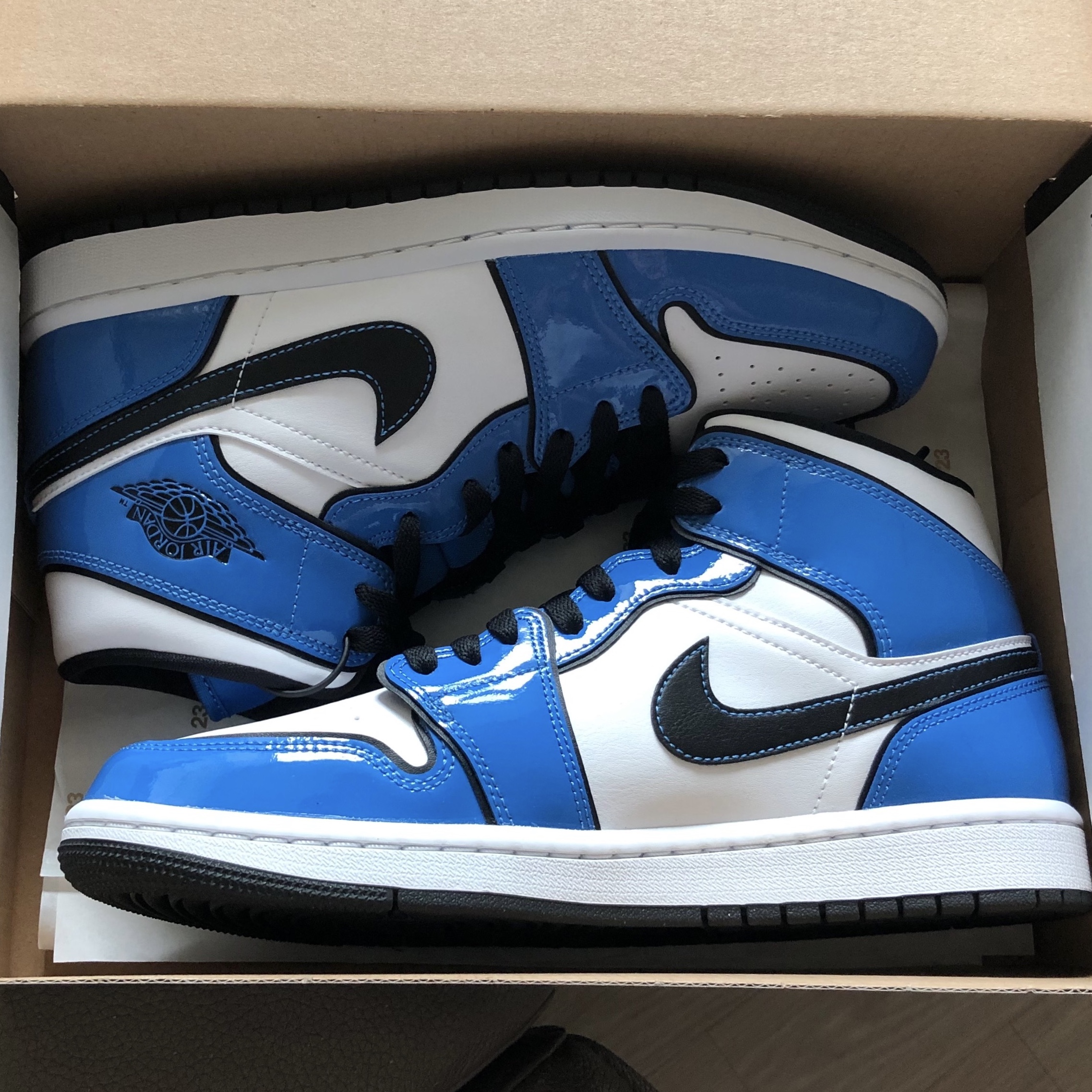 Jordan 1 Mid SE Signal Blue 착용 스타일