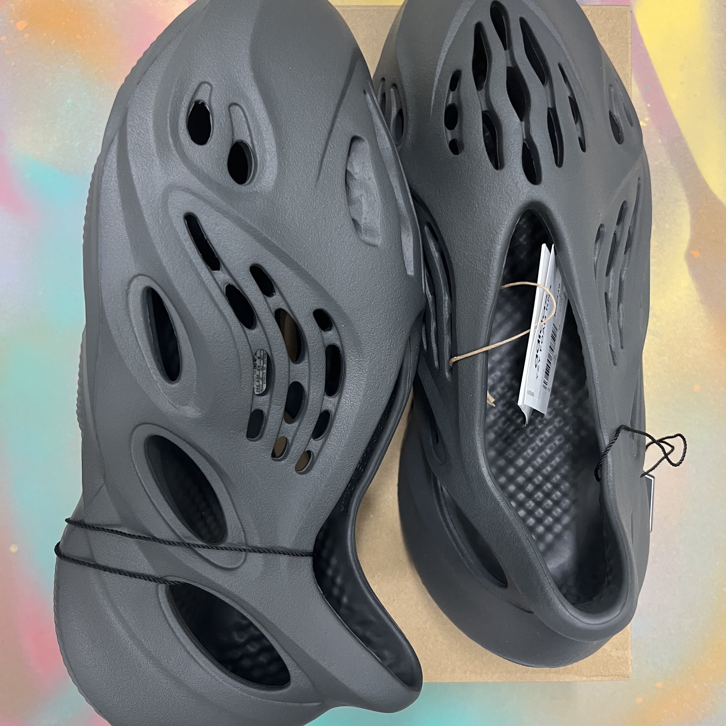 Adidas Yeezy Foam RNNR Carbon 착용 스타일