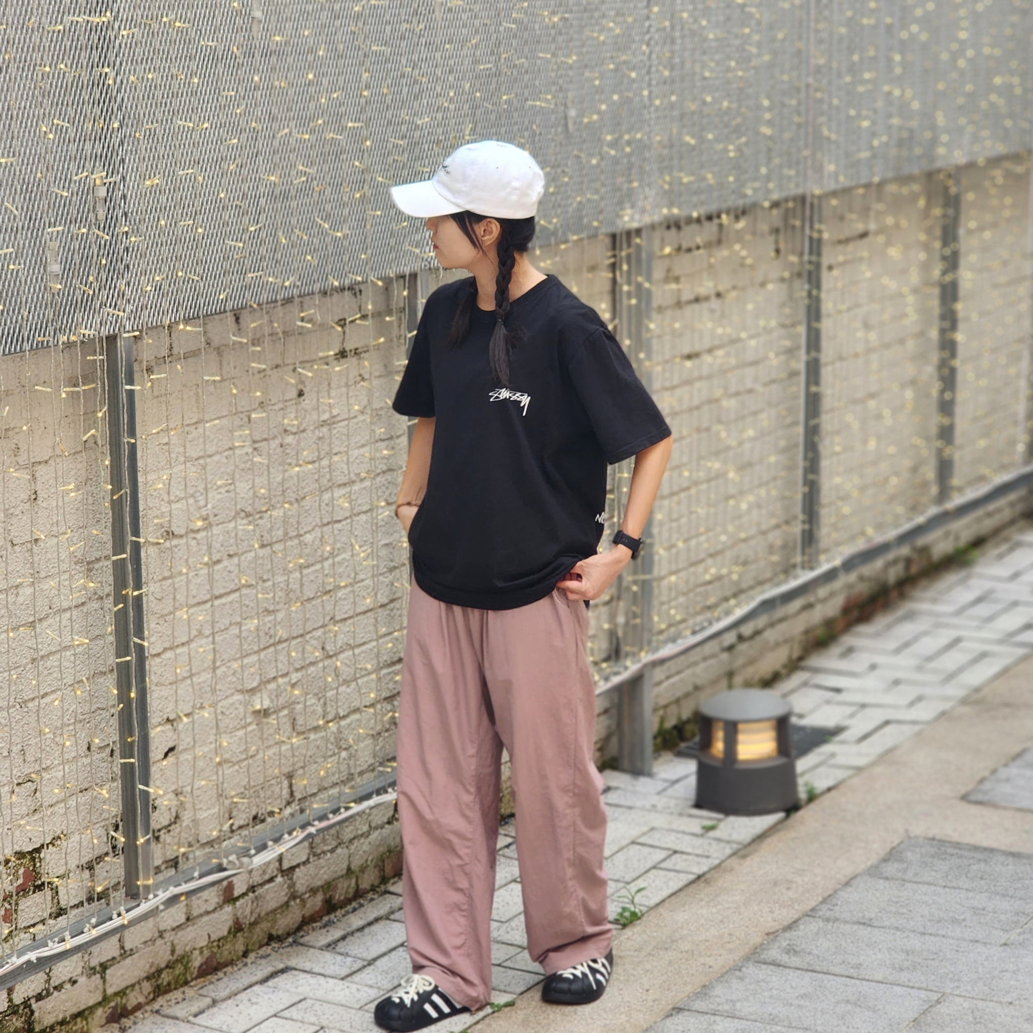 Adidas Adilette Clog Black White, Stussy Sphinx T-shirt Black 착용 스타일 - 2