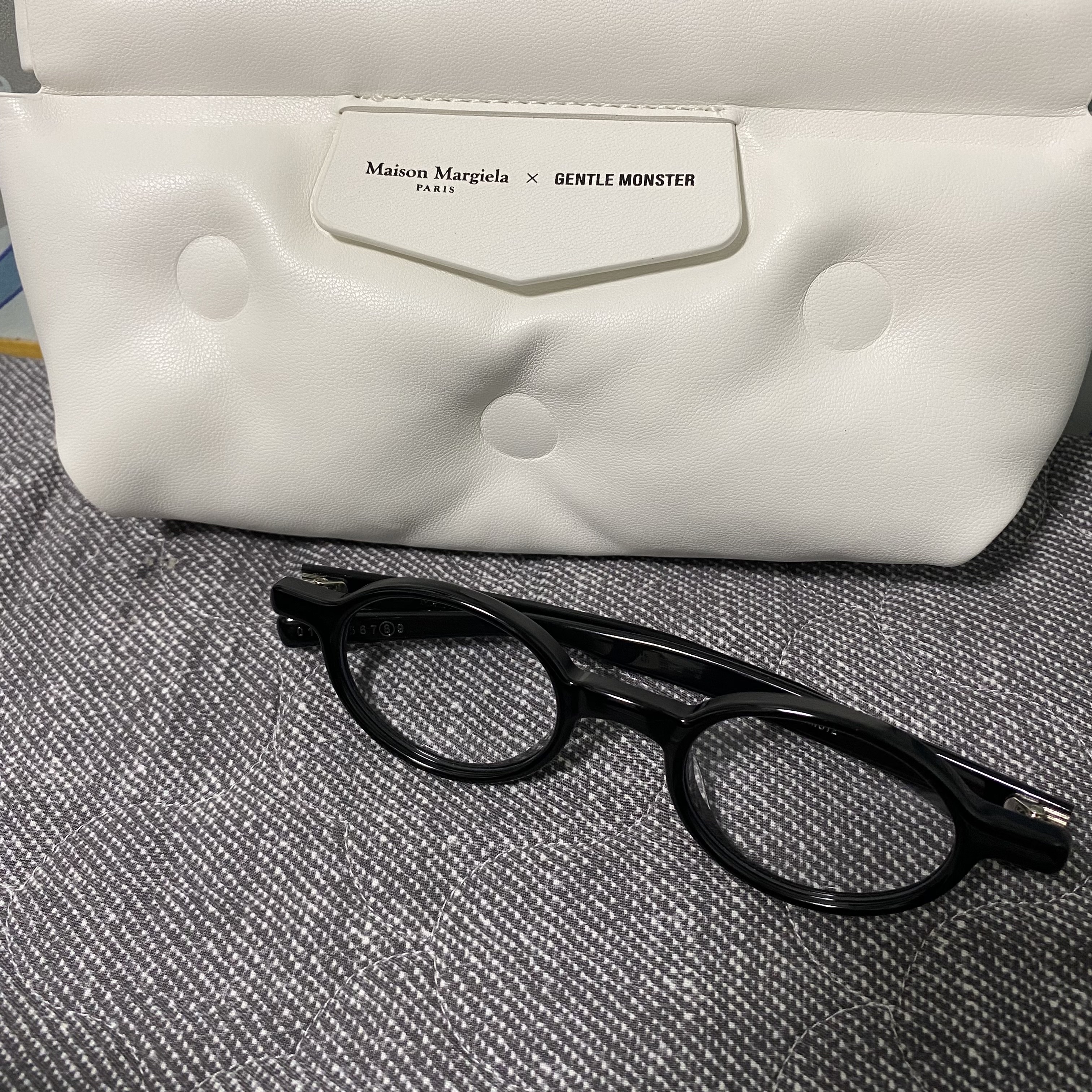 Gentle Monster x Maison Margiela MM012 Clear Black 착용 스타일 - 1