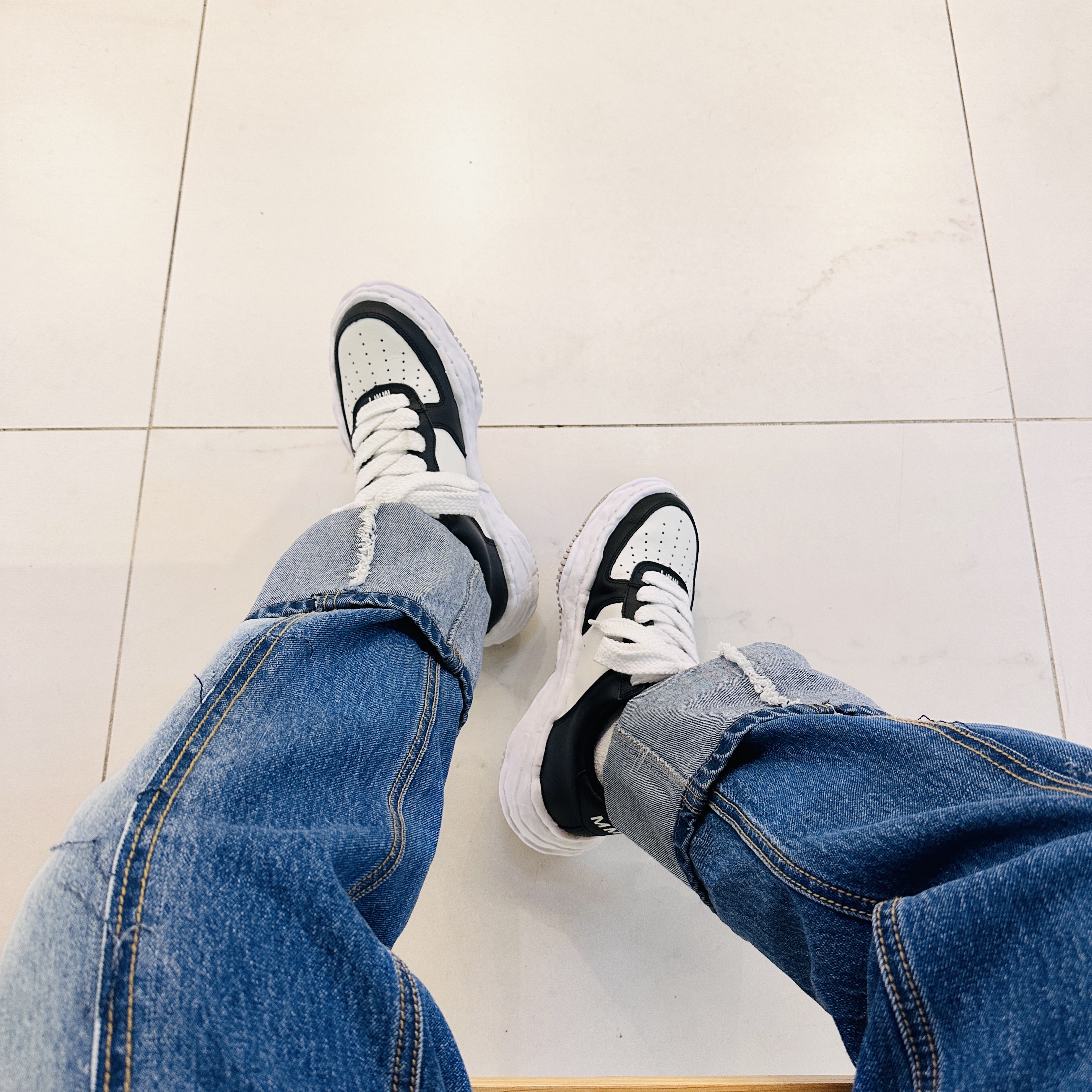 Maison Mihara Yasuhiro Wayne OG Sole Leather Low-top Sneakers Black White 착용 스타일 - 2