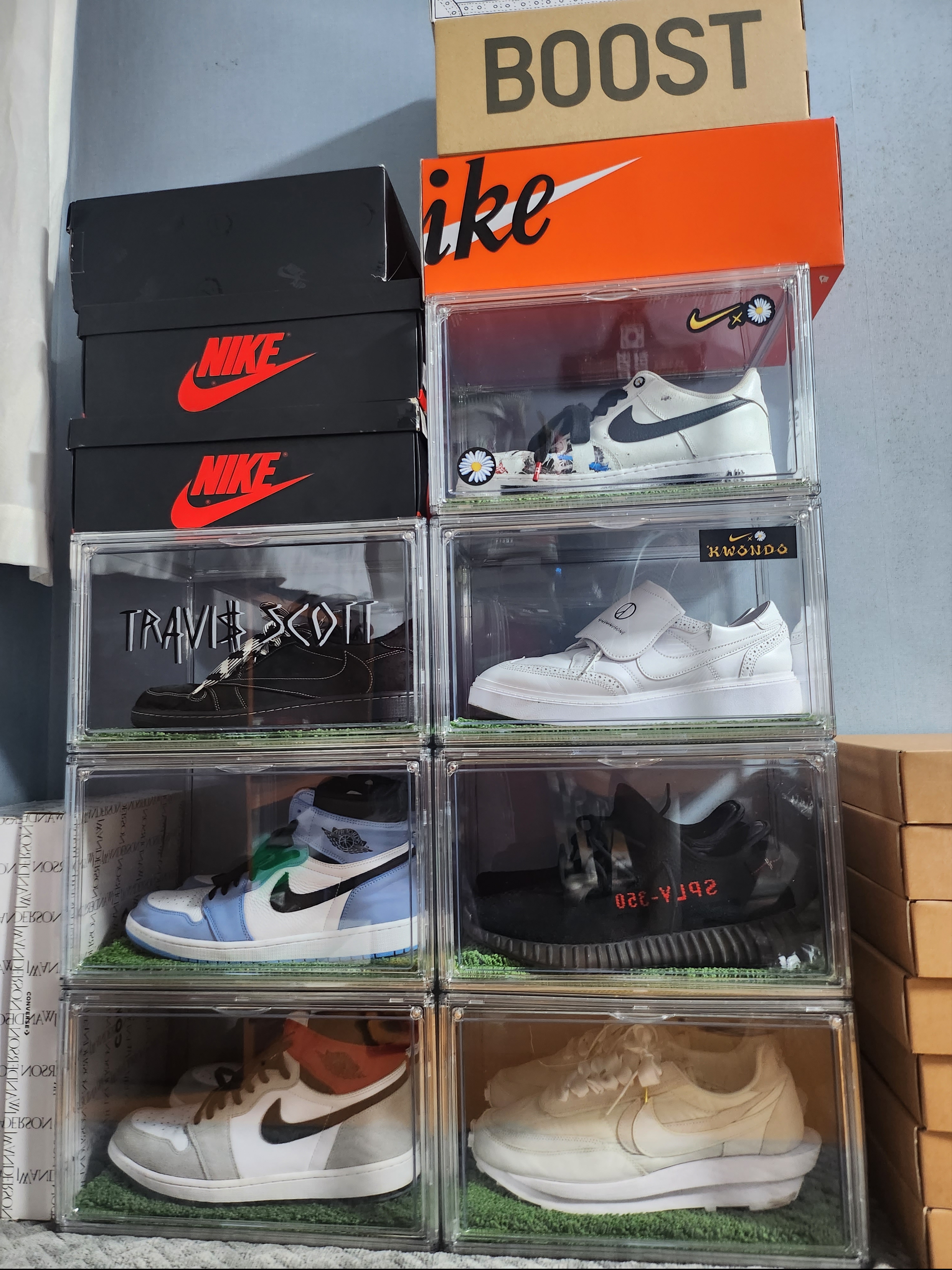 Jordan 1 Retro High OG University Blue, Jordan 1 x Travis Scott Retro Low OG SP Black Phantom ์ฐฉ์ฉ ์คํ์ผ