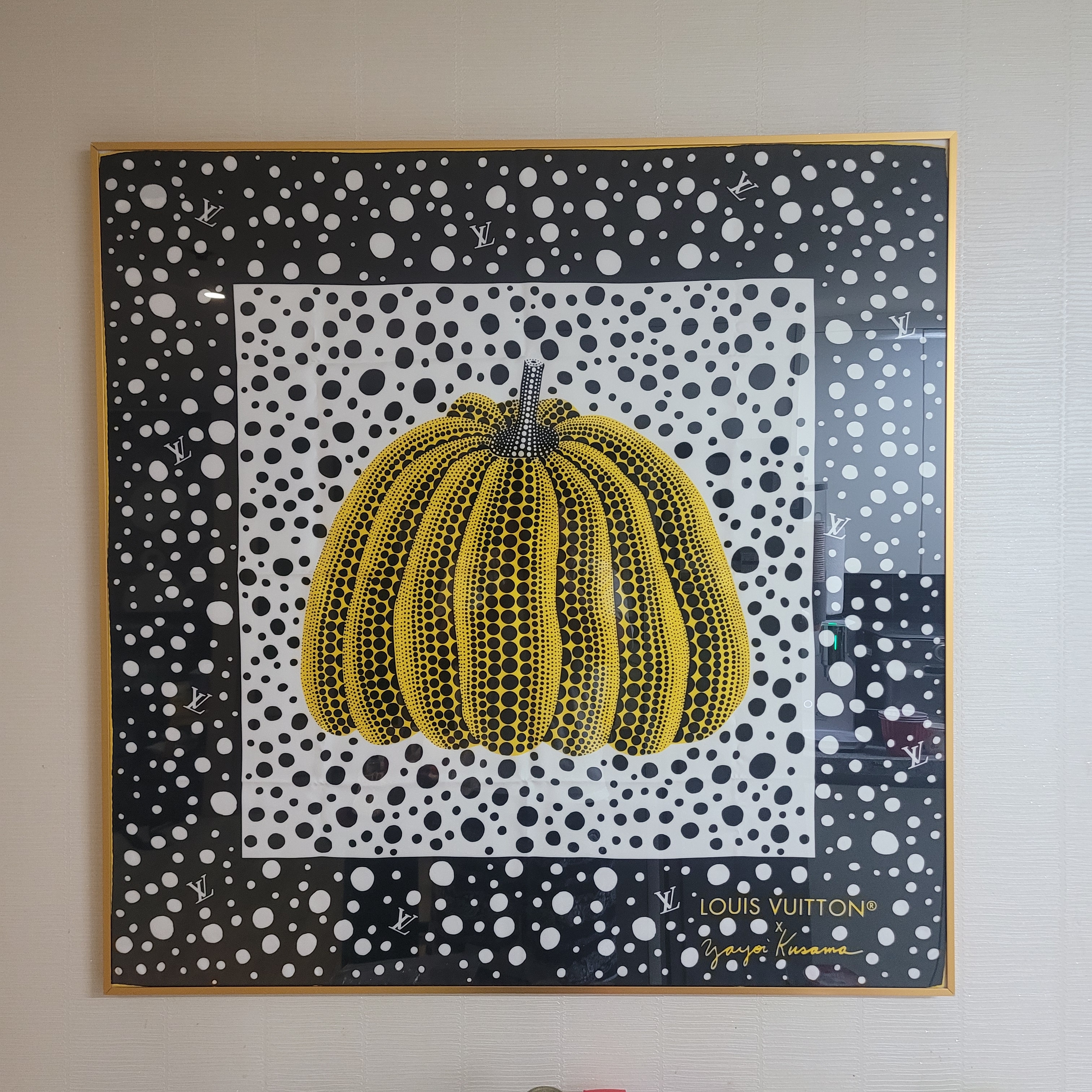 (W) Louis Vuitton x YK Infinity Dots Square 90 Yellow Black 착용 스타일 - 1