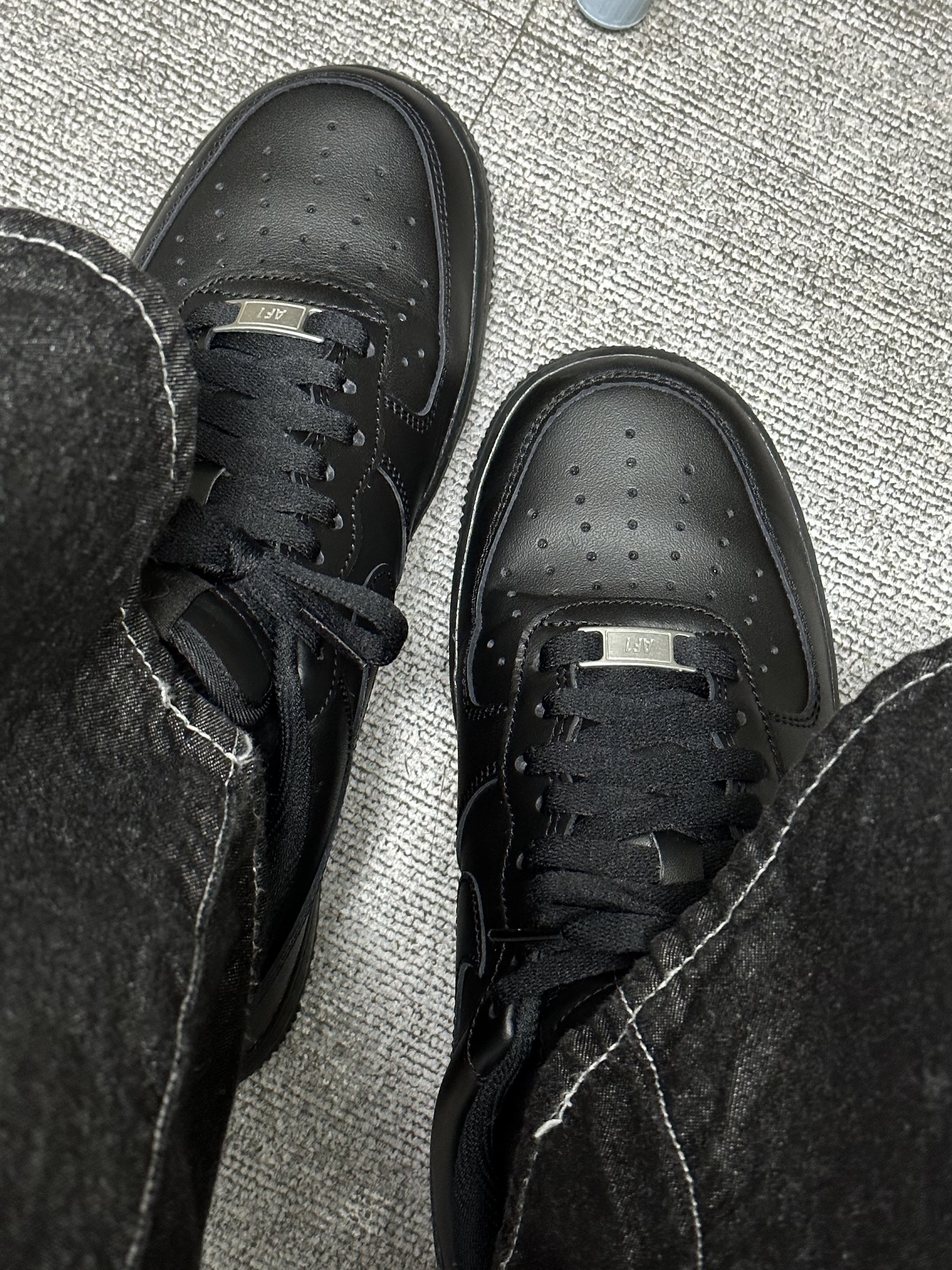Nike Air Force 1 '07 Low Triple Black 착용 스타일