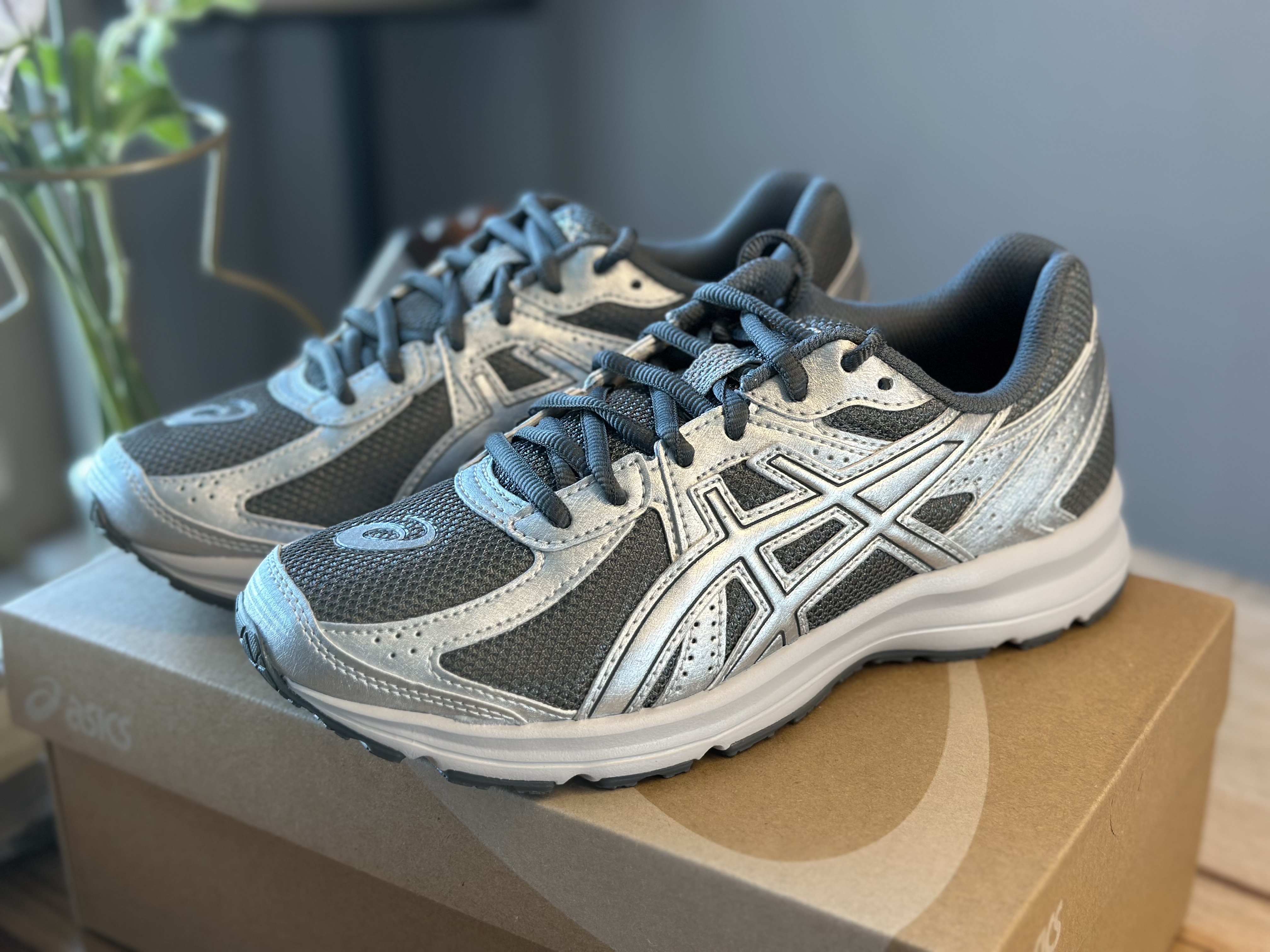 Asics Jog 100 S SMU Sheet Rock Pure Silver - 2E Wide 착용 스타일 - 2