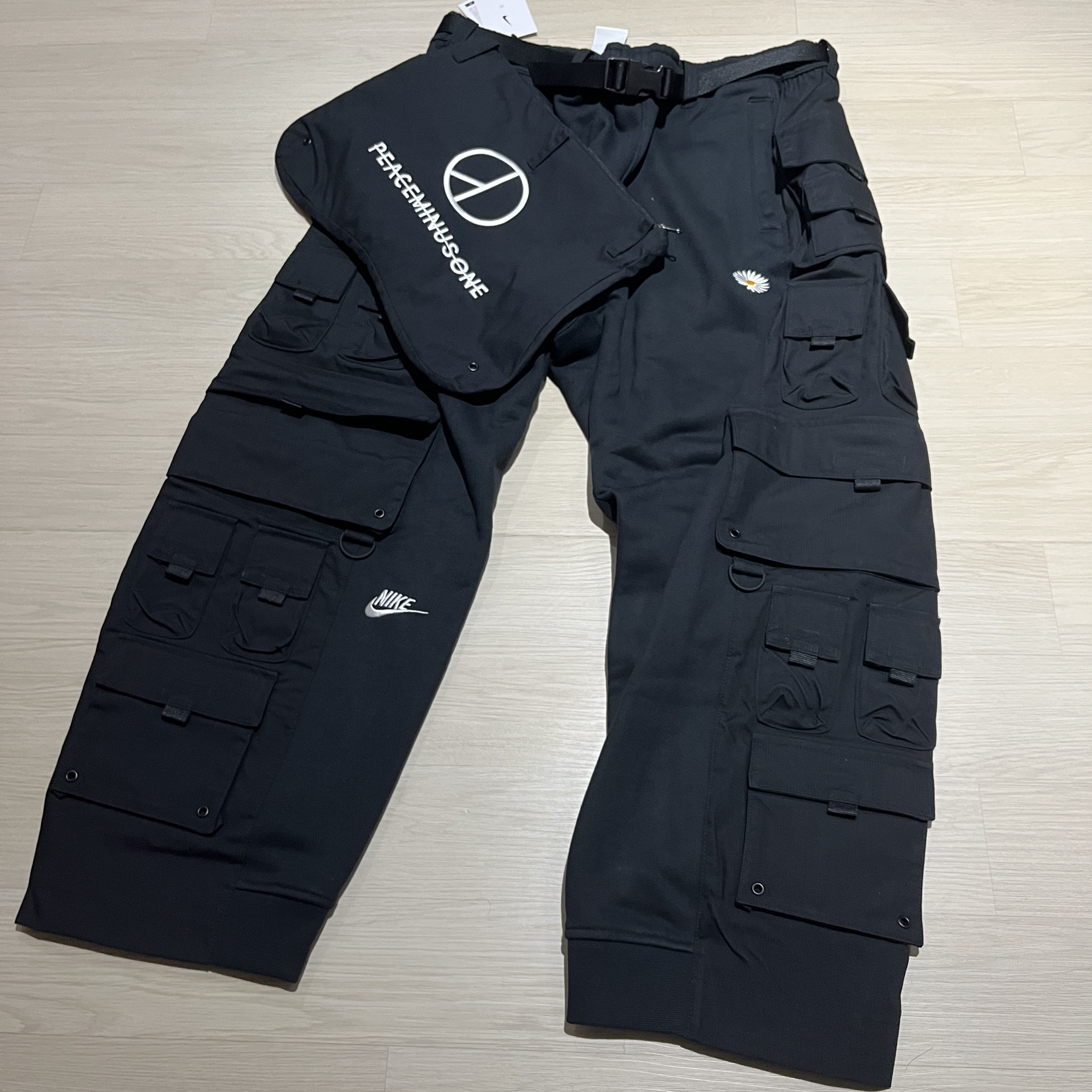Nike x Peaceminusone Wide Pants Black (DR0096-010) 착용 스타일 - 2