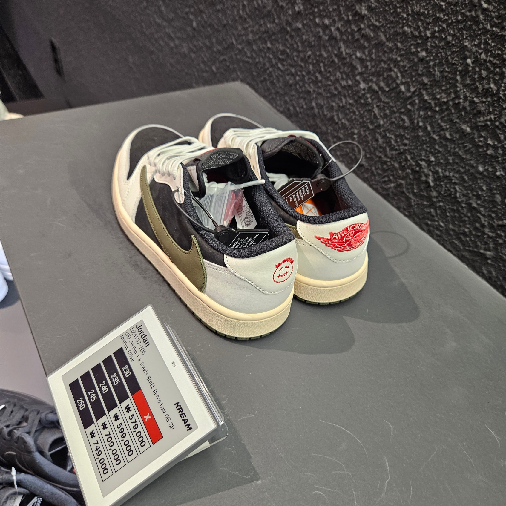 (W) Jordan 1 x Travis Scott Retro Low OG SP Medium Olive 착용 스타일