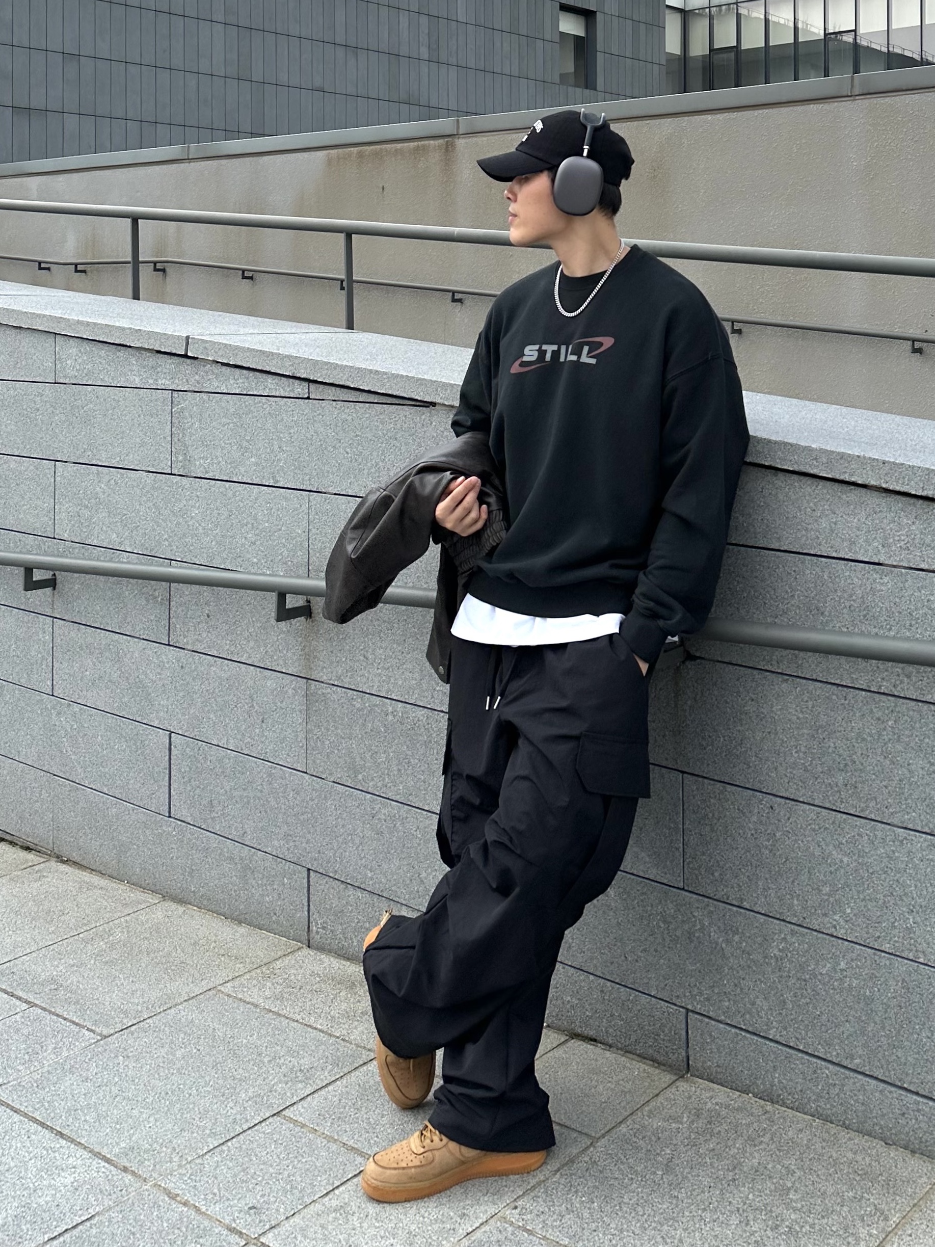 Nike Air Force 1 High '07 LV8 WB Flax, Apple AirPods Max Lightning Space Gray (Korean Ver.) 착용 스타일 - 2