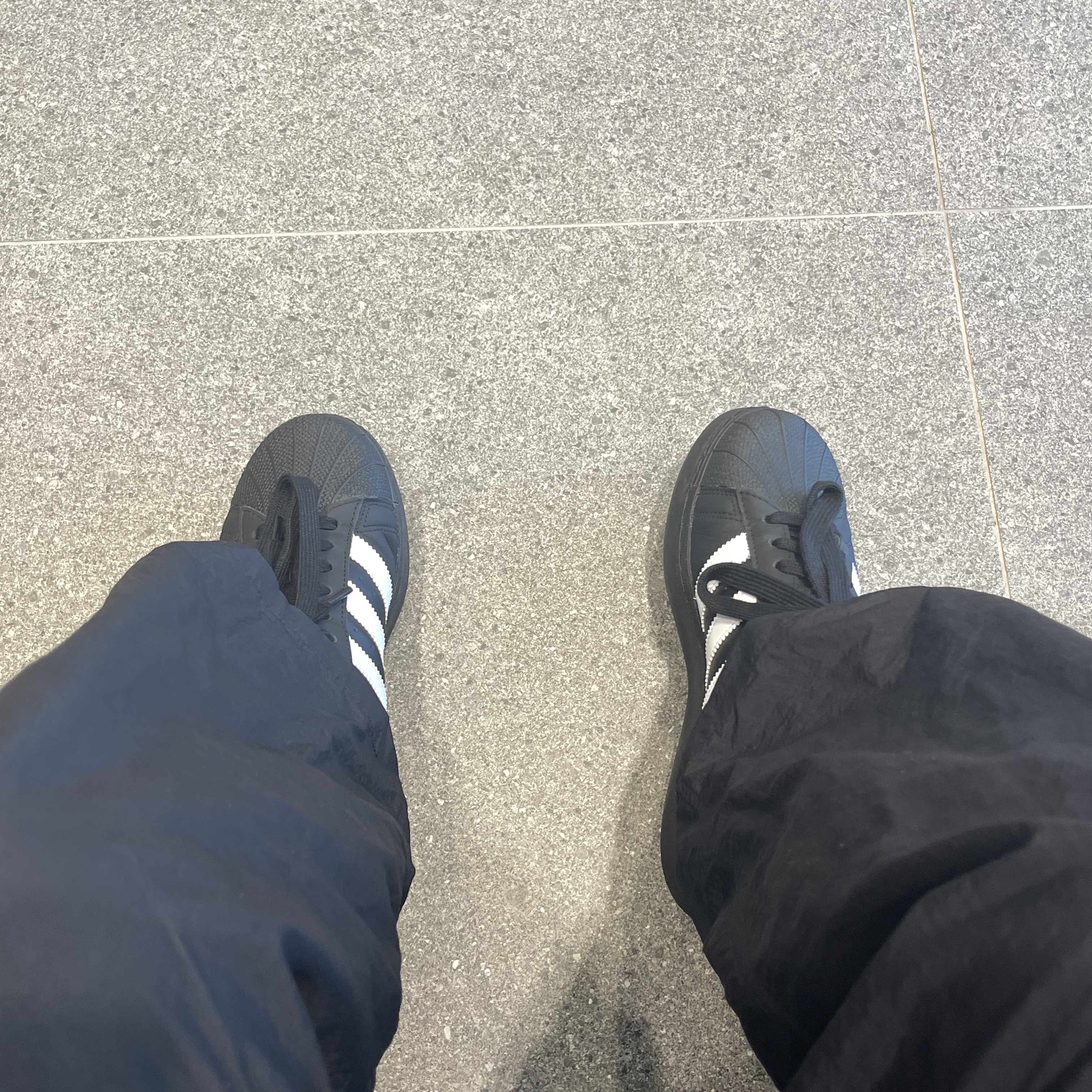 Adidas Superstar Core Black White 착용 스타일