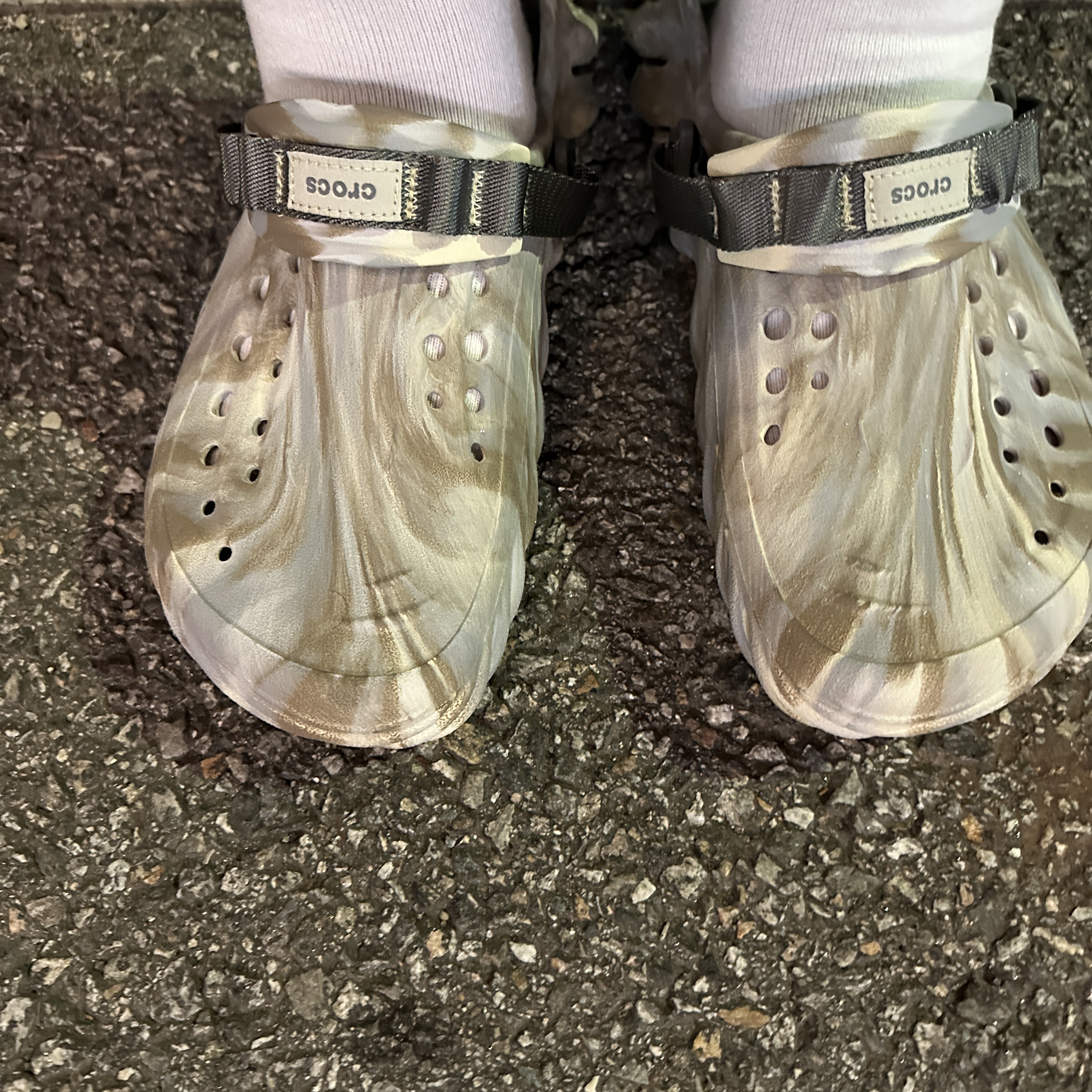 Crocs Echo Marbled Clog Bone Multi 착용 스타일