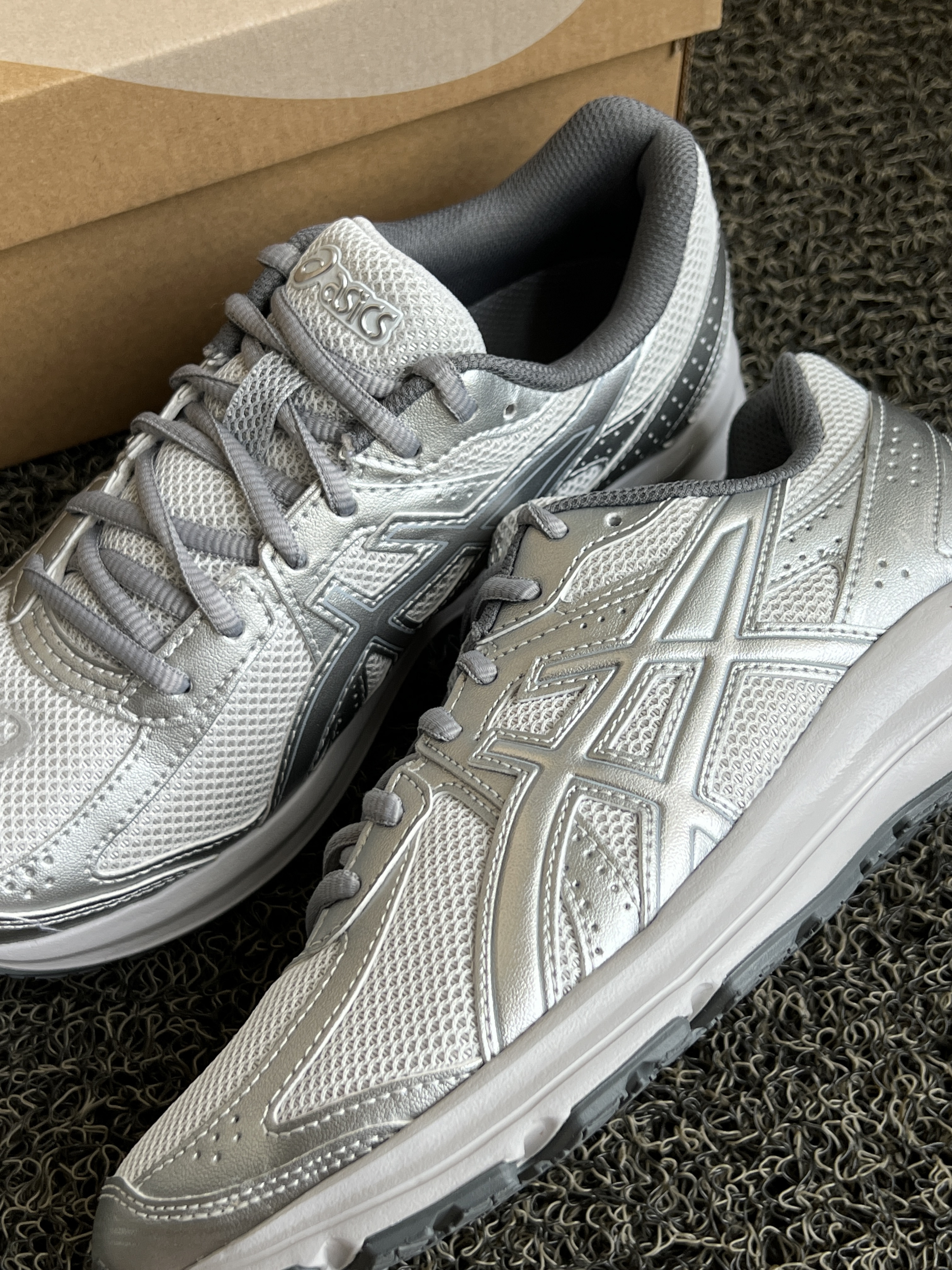 Asics Jog 100 S SMU Glacier Grey Pure Silver - 2E Wide 착용 스타일 - 3