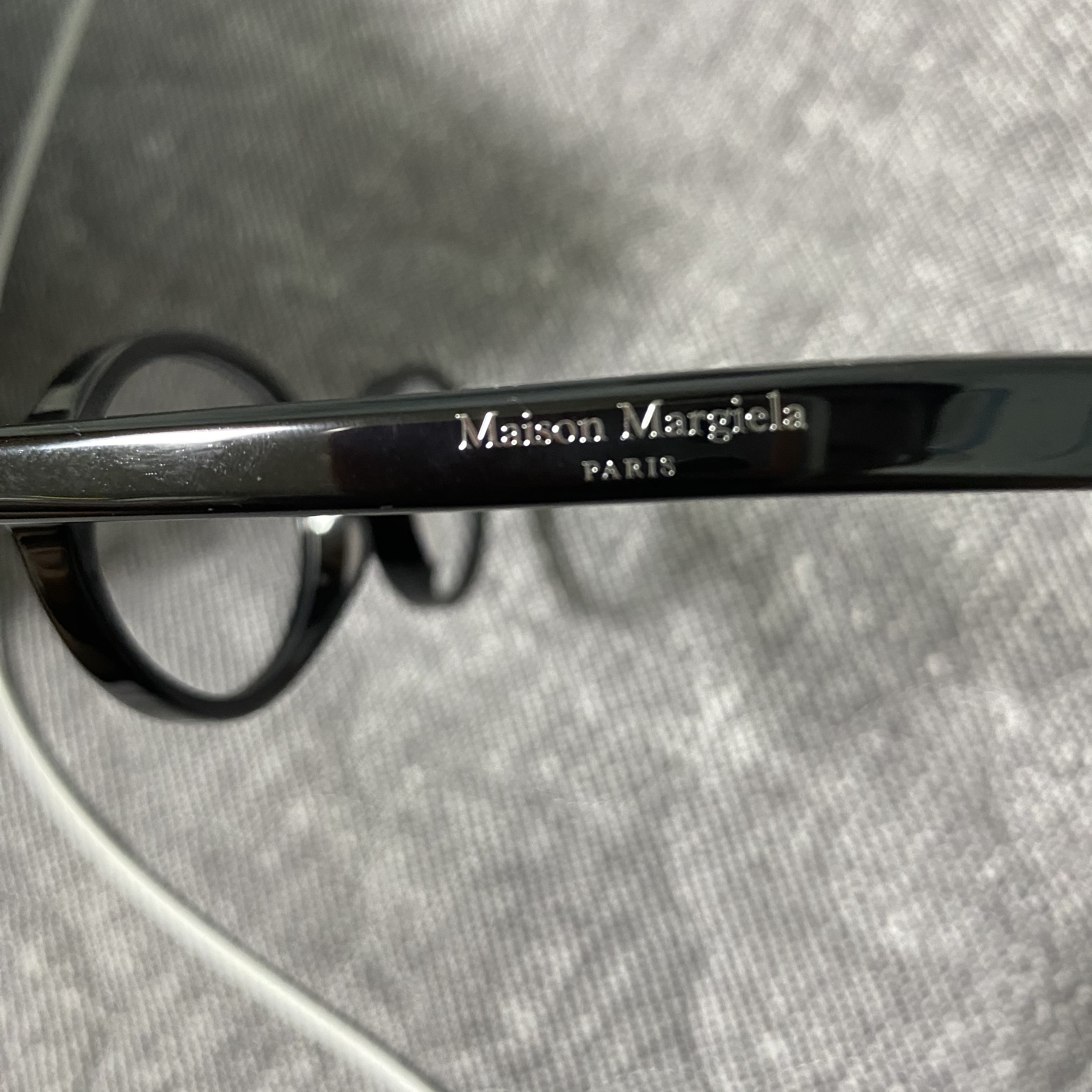 Gentle Monster x Maison Margiela MM012 Clear Black 착용 스타일 - 2