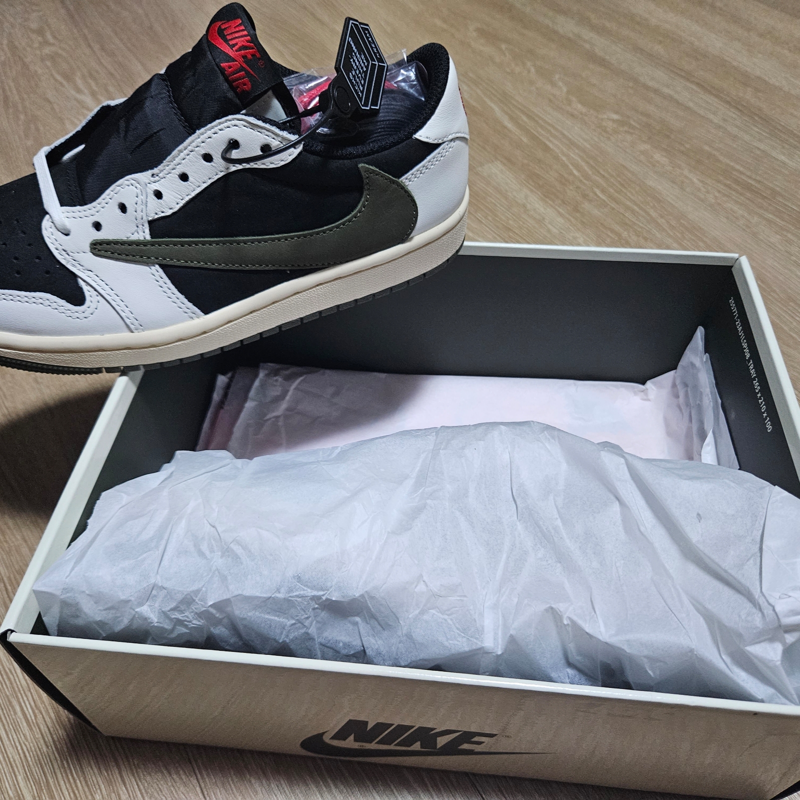 (W) Jordan 1 x Travis Scott Retro Low OG SP Medium Olive 착용 스타일 - 1