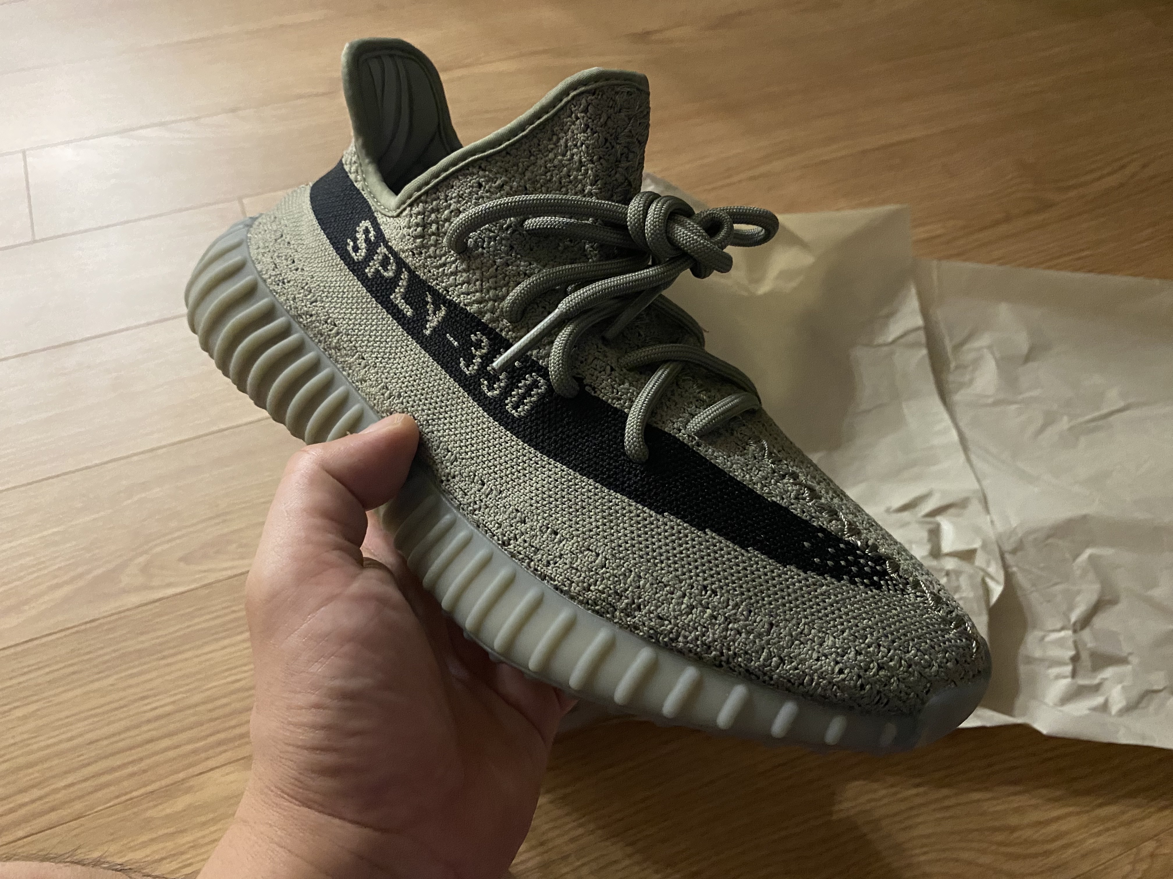 Adidas Yeezy Boost 350 V2 Granite Core Black 착용 스타일