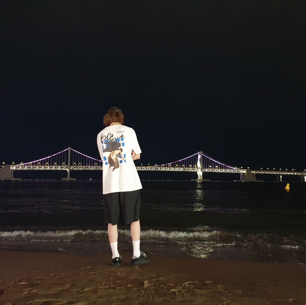 Stussy x Off-White 40 WT T-Shirt, Jordan 1 x Travis Scott Retro Low OG SP Black Phantom 착용 스타일