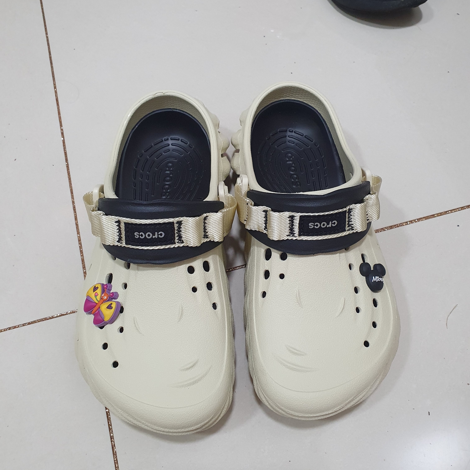 Crocs Echo Clog Bone Black 착용 스타일 - 2