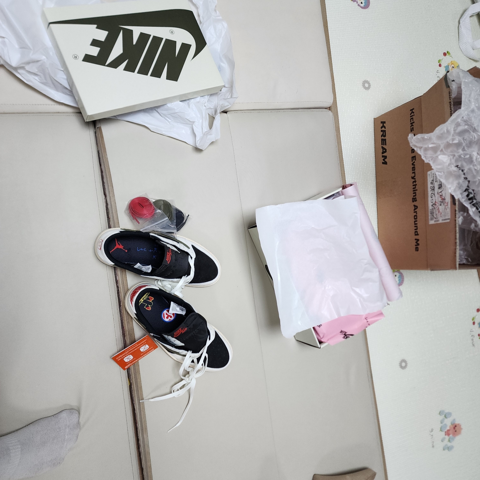 (W) Jordan 1 x Travis Scott Retro Low OG SP Medium Olive 착용 스타일 - 3