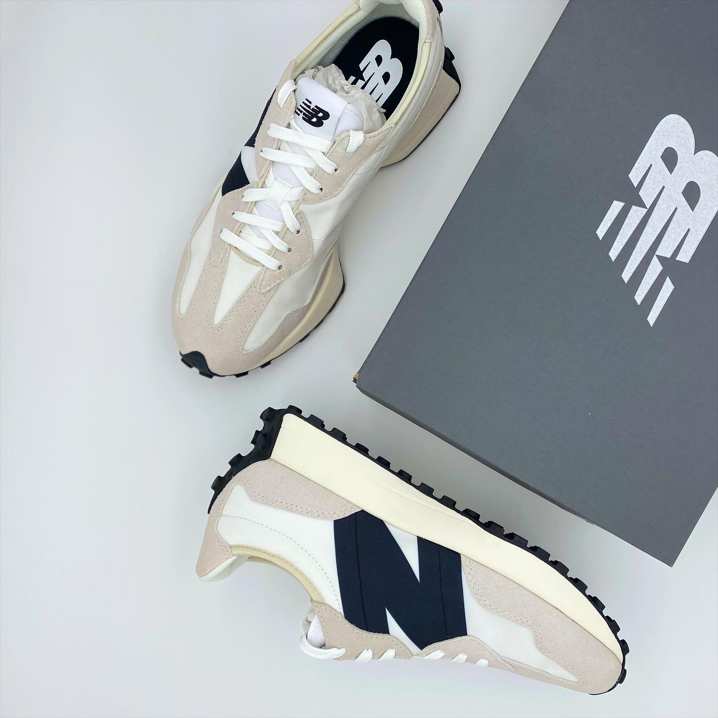 New Balance 327 White Black 착용 스타일 - 5