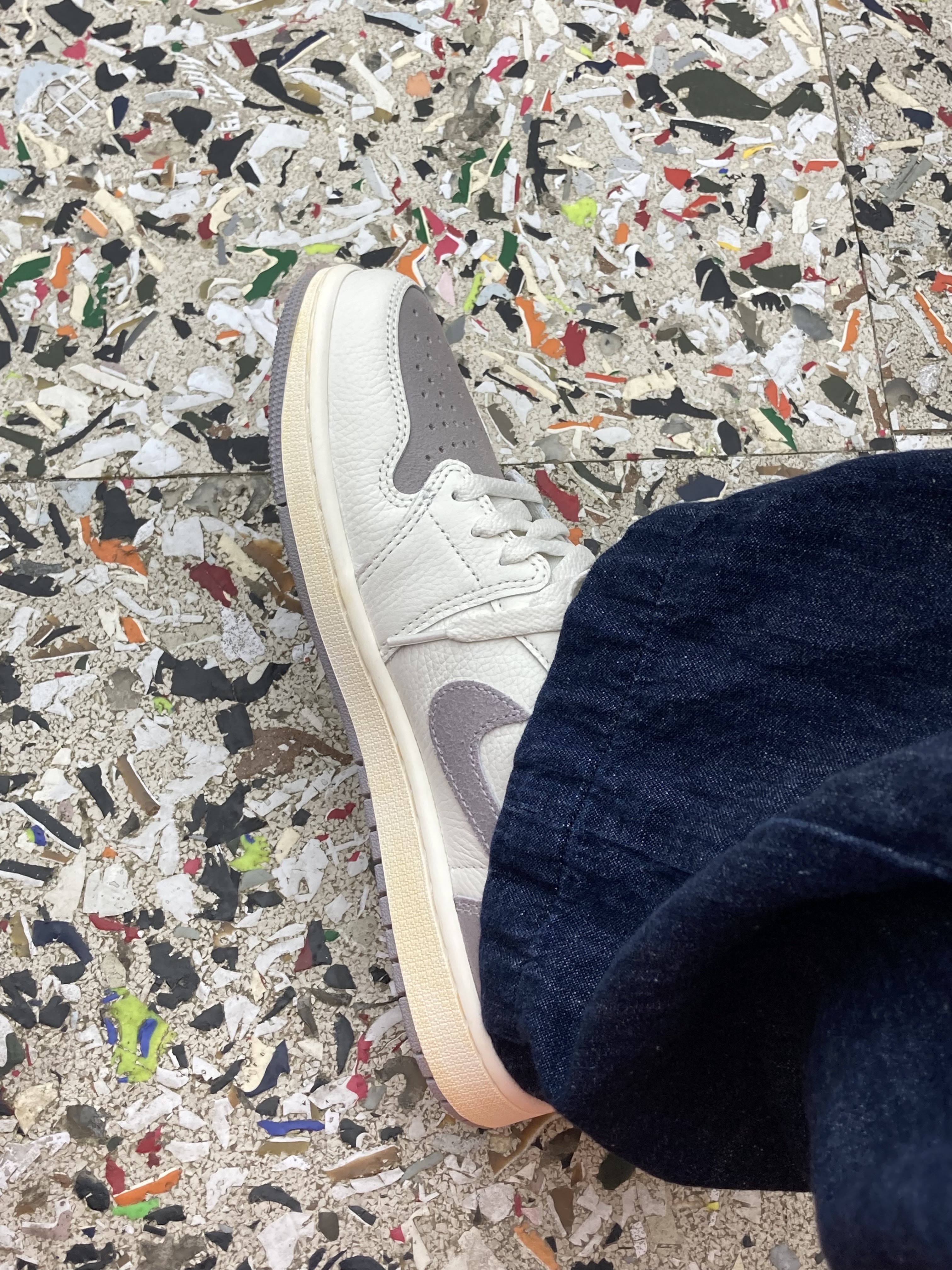 Jordan 1 Retro Low OG Atmosphere Grey 착용 스타일 - 4
