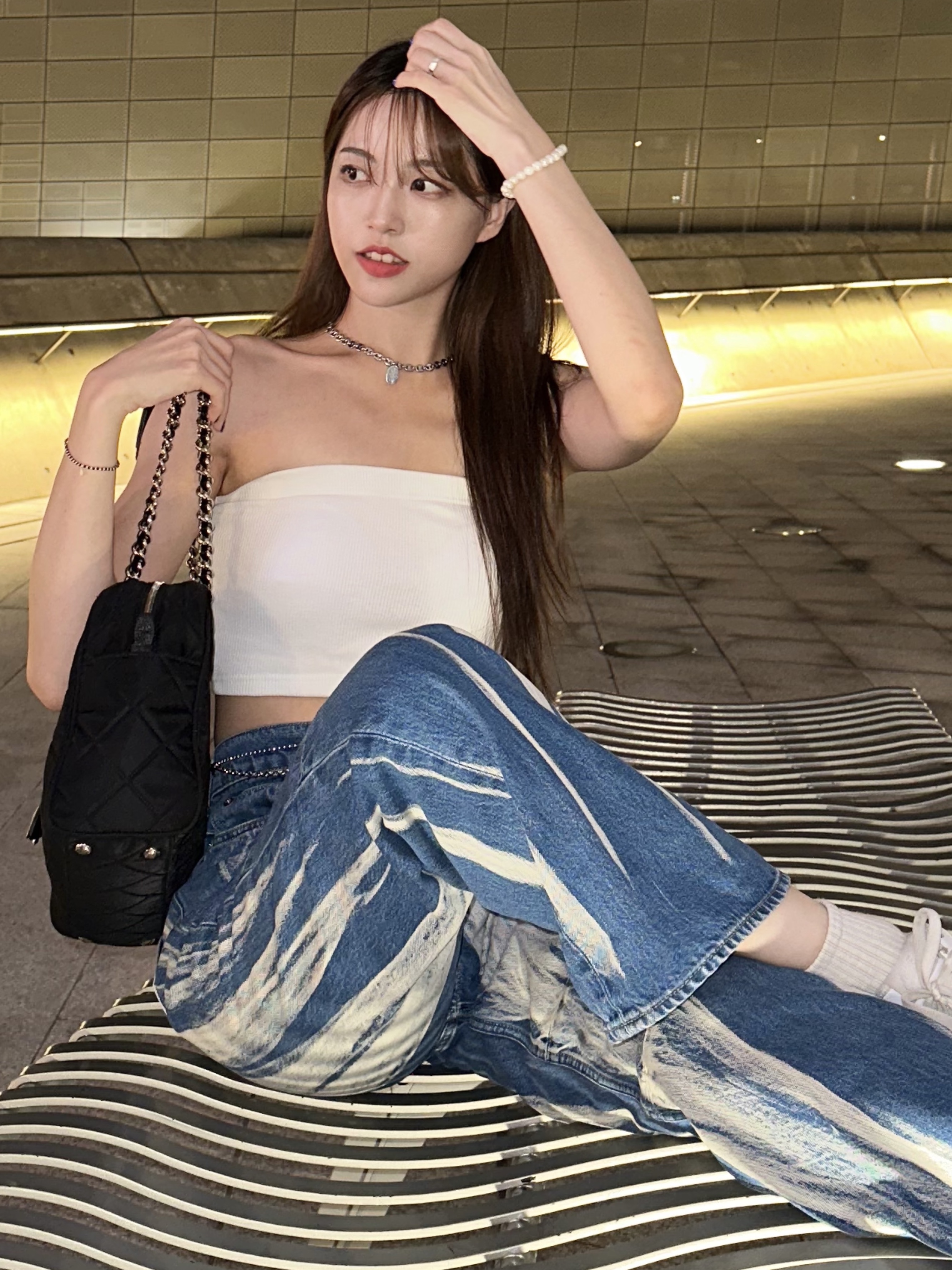 Our Legacy Extended Third Cut Glass Bleach Denim, Prada Nylon Quilted Chain Mini Shoulder Bag Black 착용 스타일 - 3