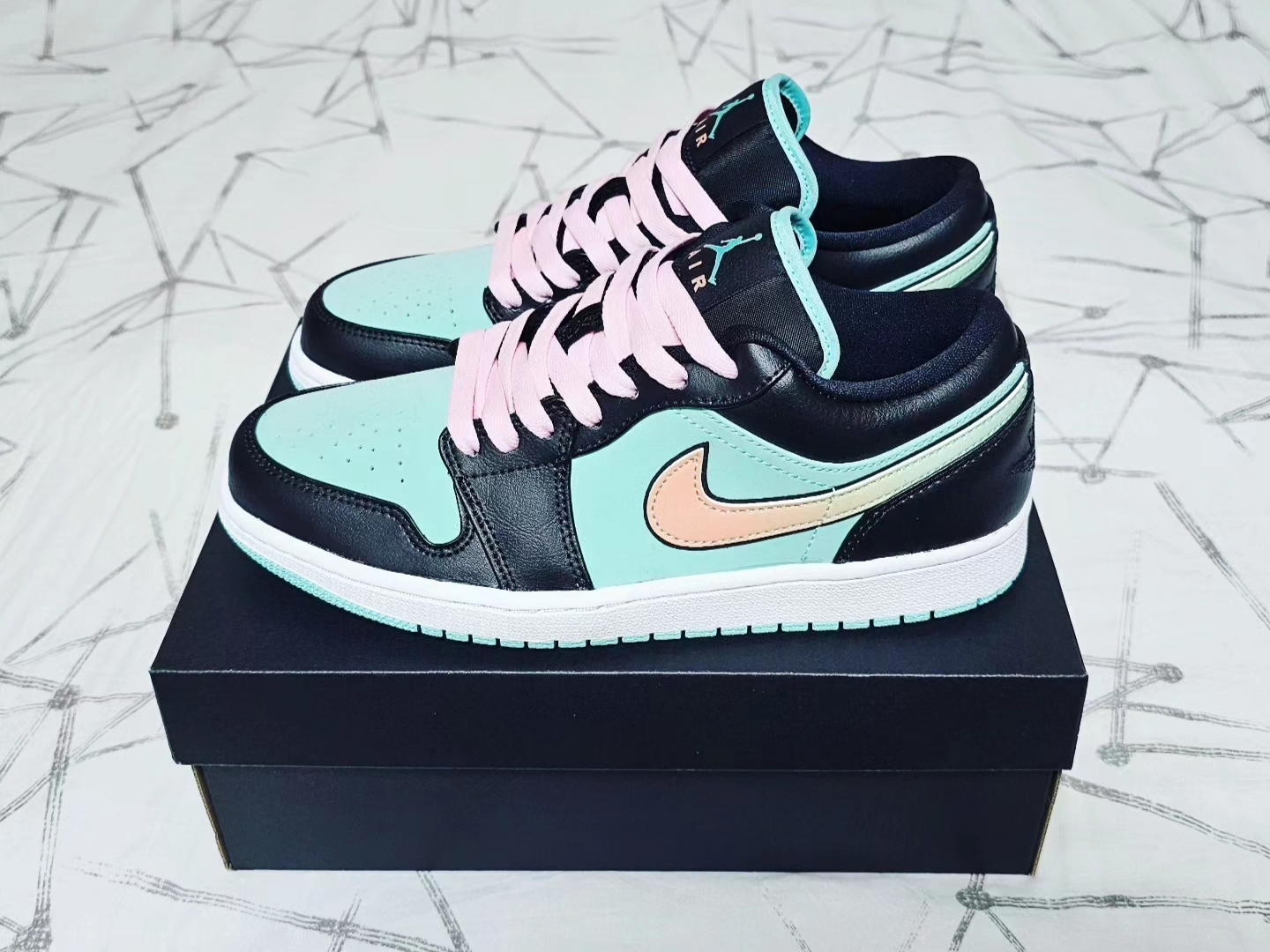 Jordan 1 Low SE Tropical Twist 착용 스타일 - 2