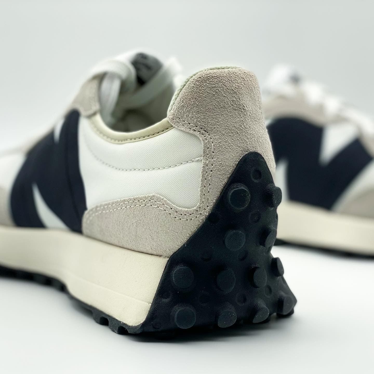 New Balance 327 White Black 착용 스타일 - 3
