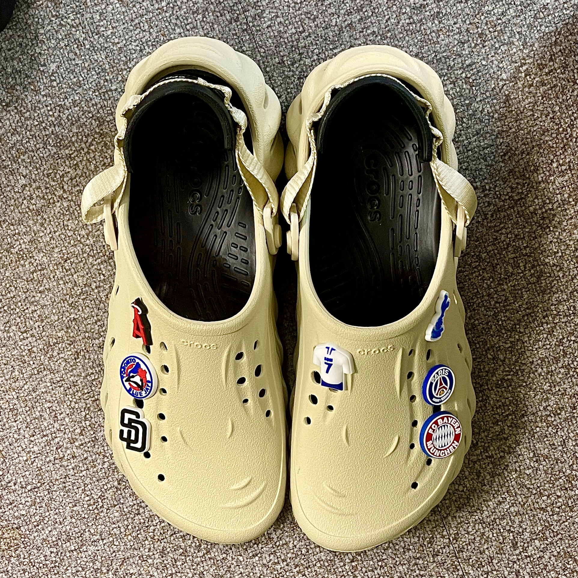 Crocs Echo Clog Bone Black 착용 스타일 - 3