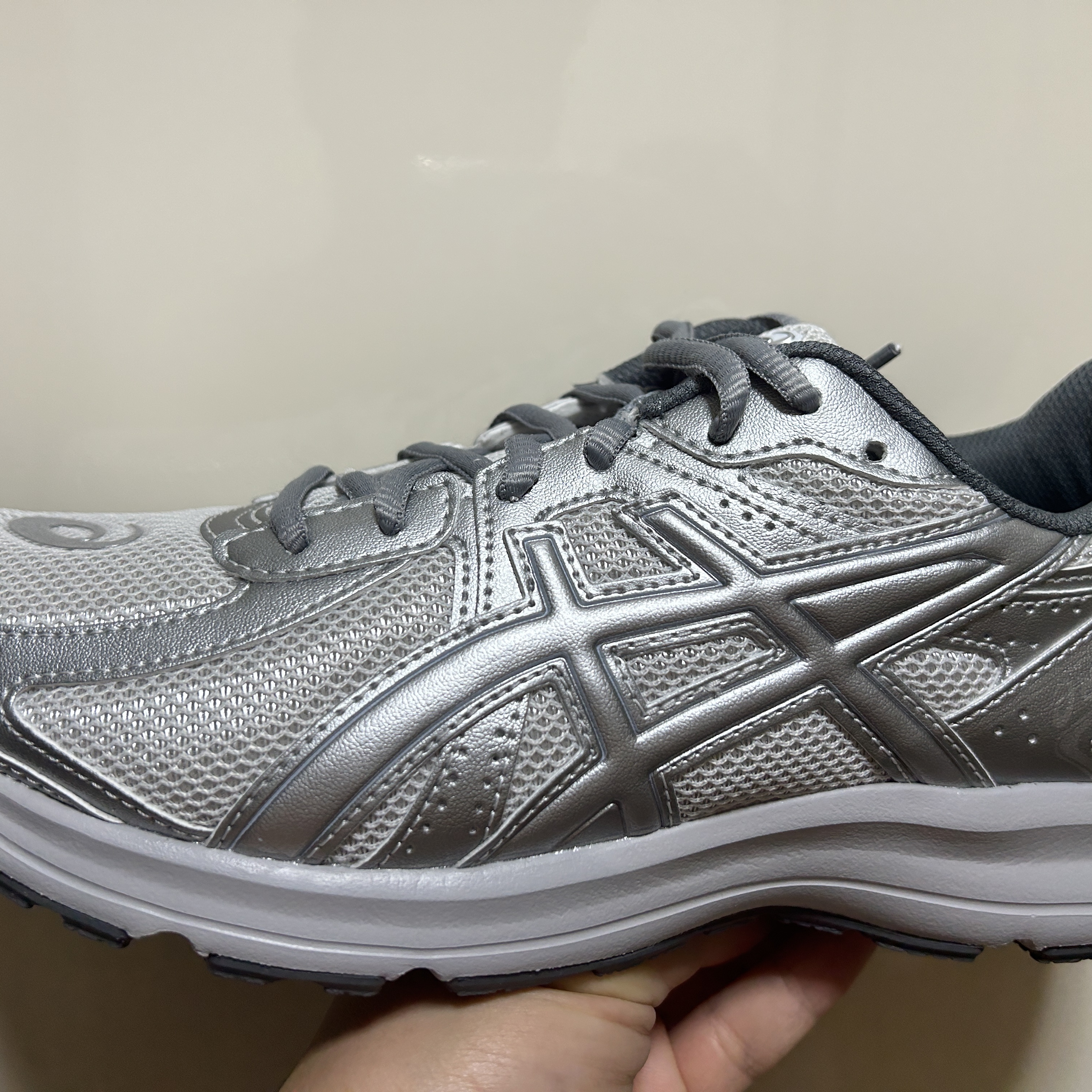 Asics Jog 100 S SMU Glacier Grey Pure Silver - 2E Wide 착용 스타일 - 1