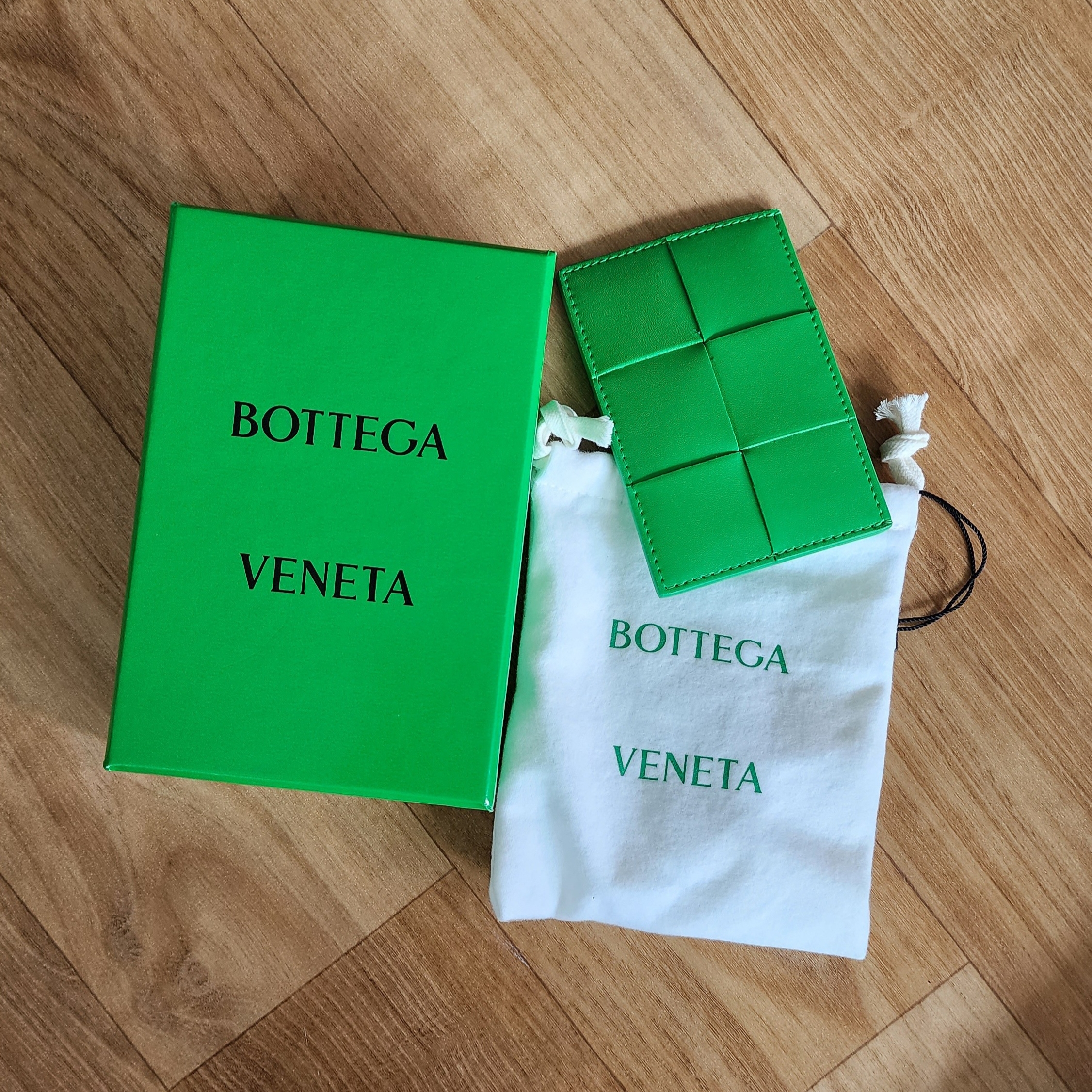 Bottega Veneta Credit Card Case Calfskin Parakeet 착용 스타일