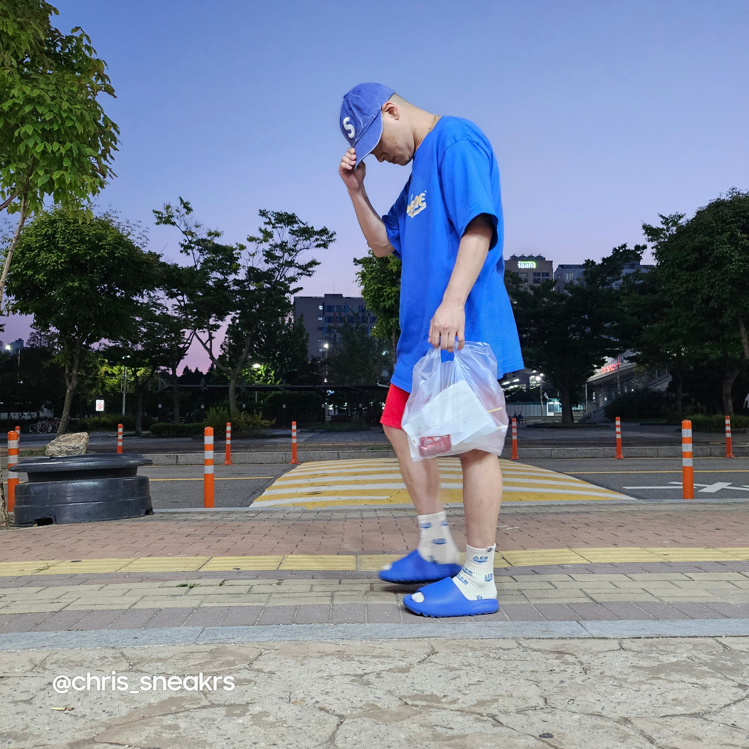 Supreme Pigment Canvas S Logo 6-Panel Navy - 23SS, Supreme Crown T-Shirt Royal - 23SS 착용 스타일 - 1