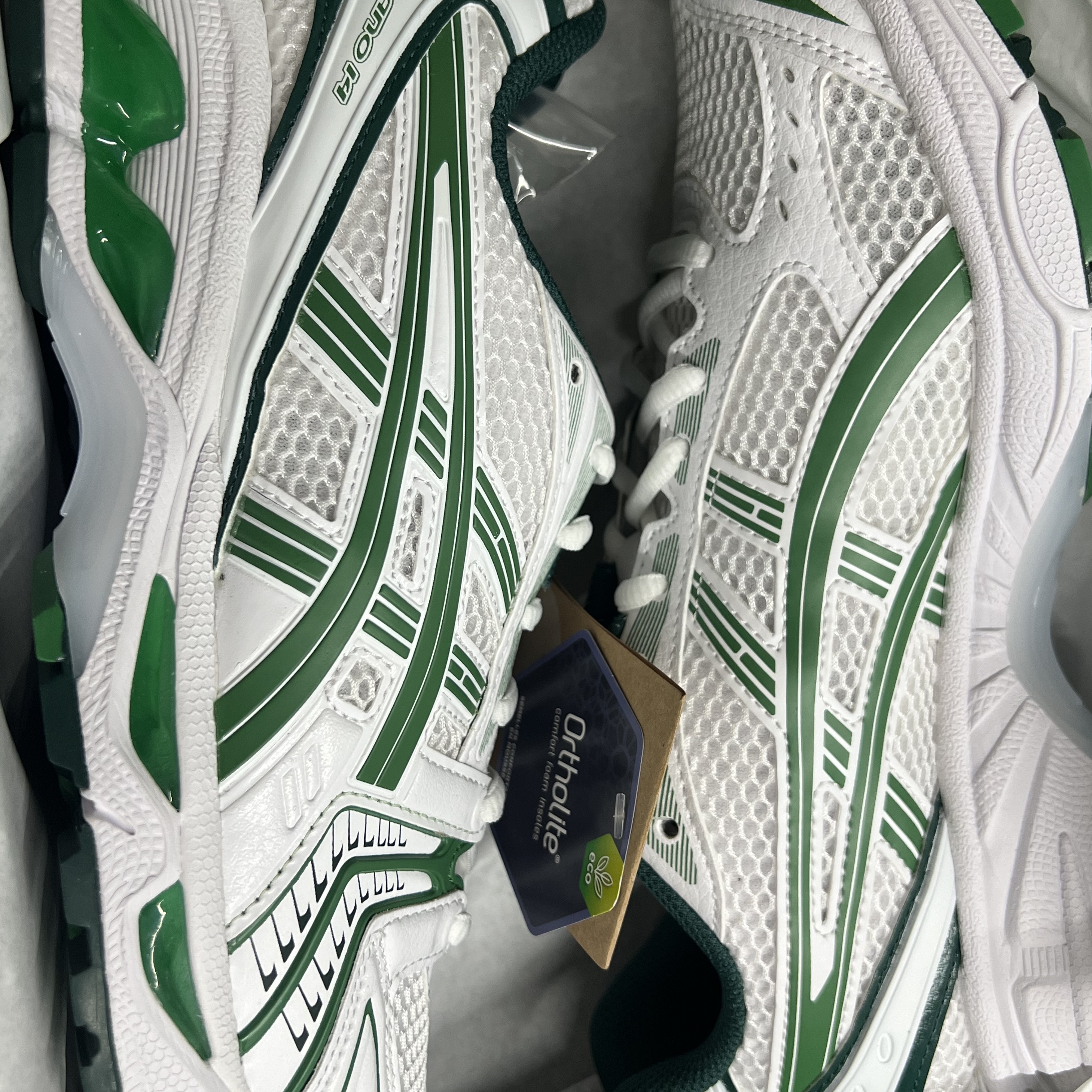 Asics x Aritzia Gel-Kayano 14 White Leprechaun 착용 스타일 - 3