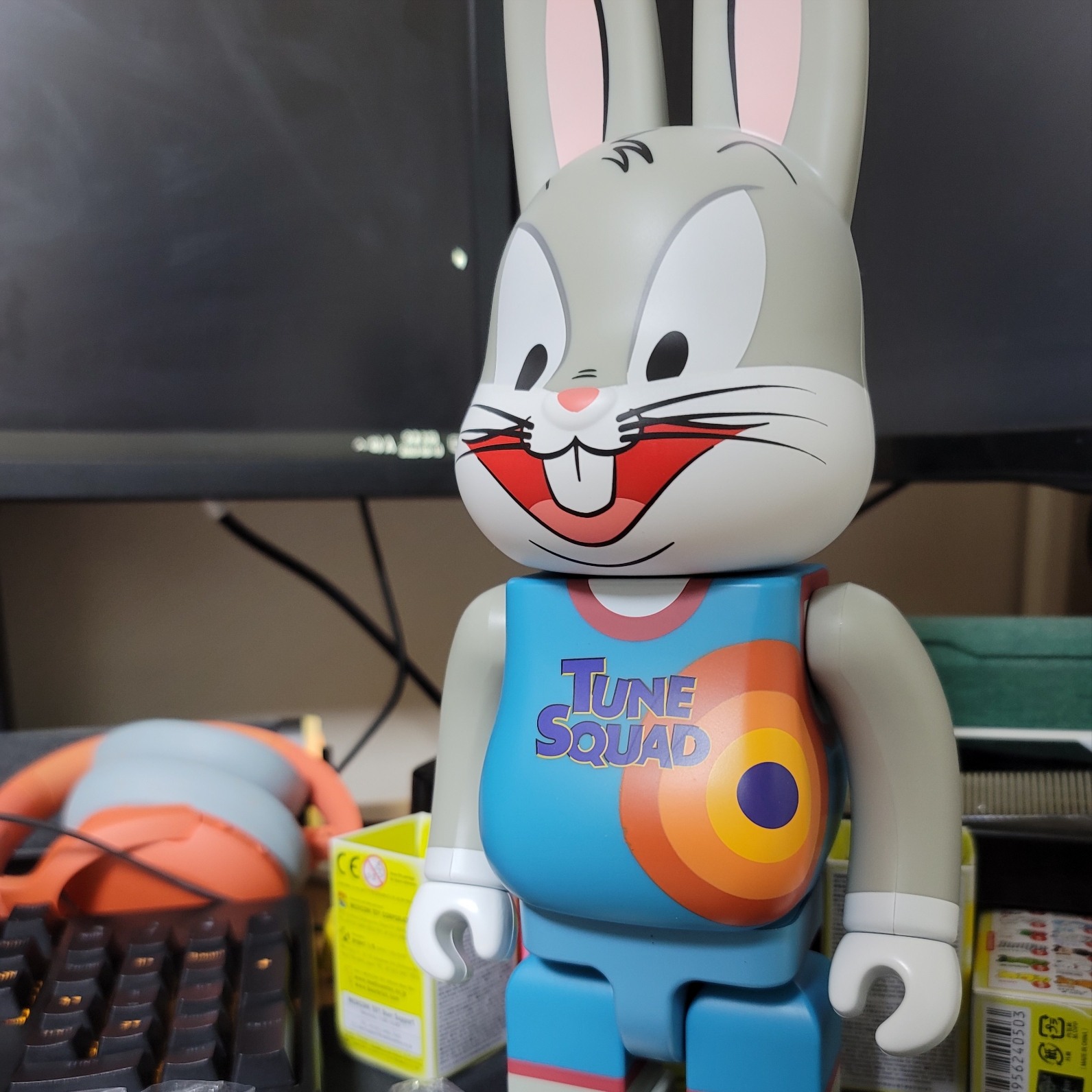 Bearbrick x Space Jam Rabbrick Bugs Bunny 100% & 400% Set 착용 스타일 - 1
