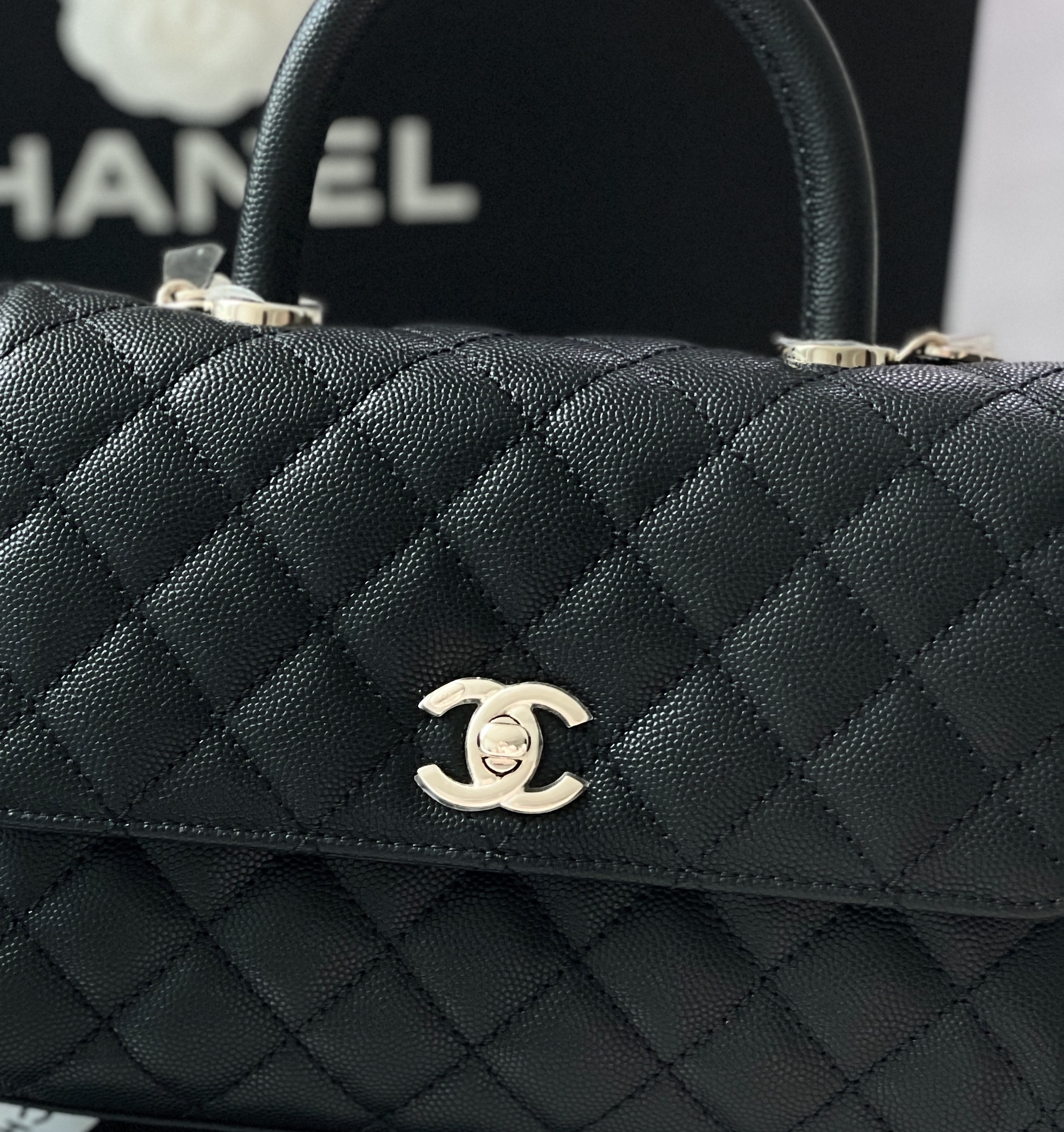 Chanel Flap Bag with Top Handle Grained Calfskin & Gold Black 착용 스타일