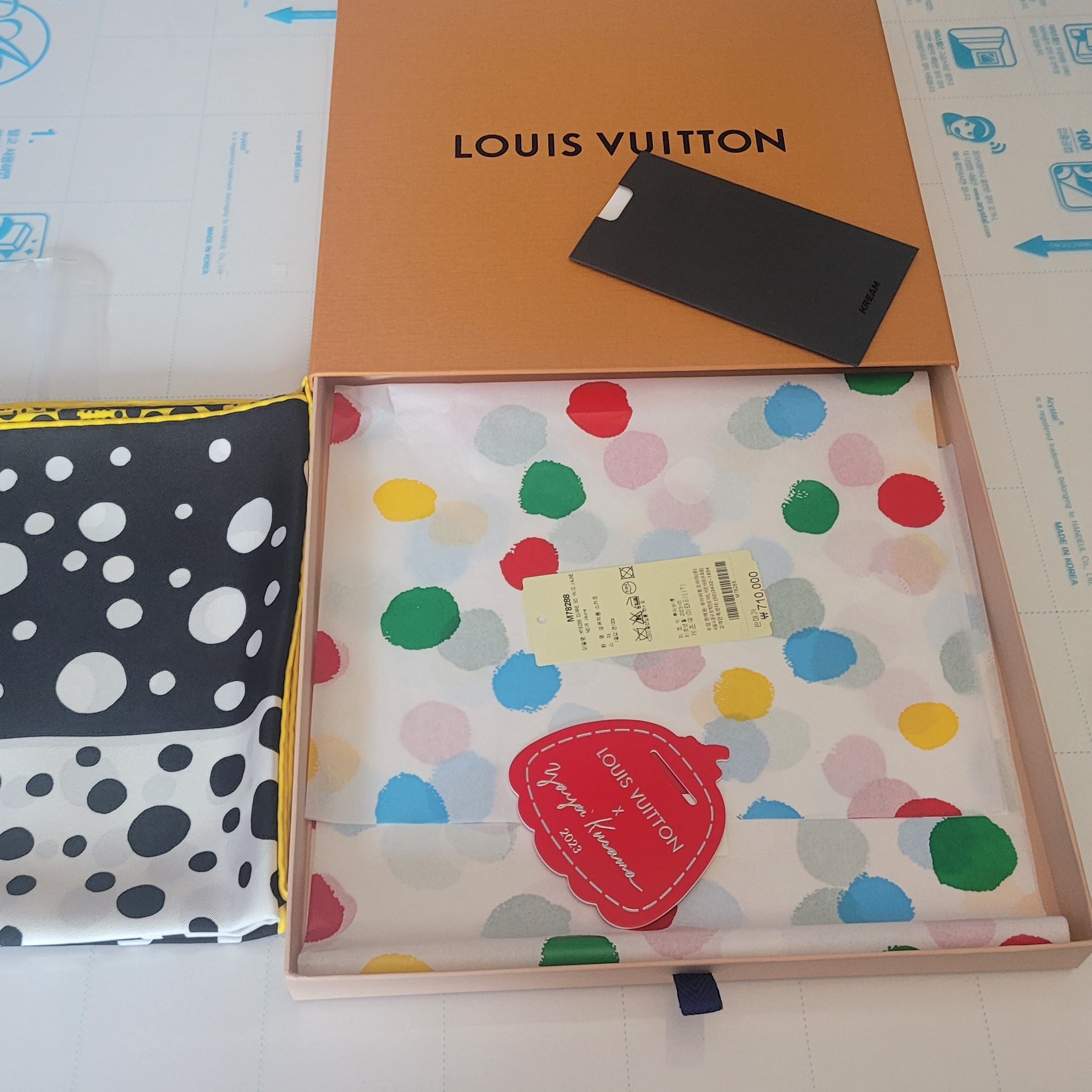 (W) Louis Vuitton x YK Infinity Dots Square 90 Yellow Black 착용 스타일 - 2