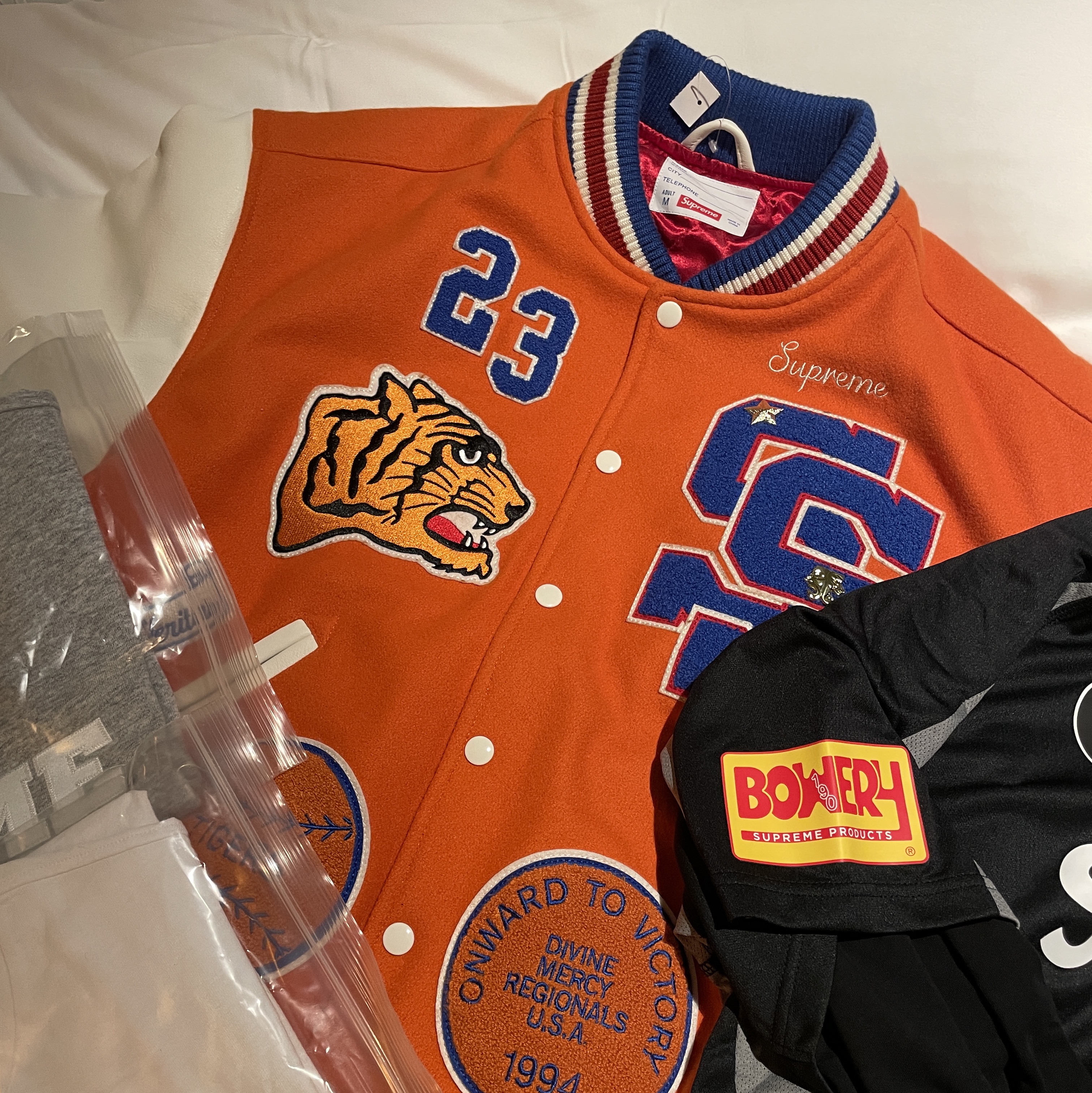 Supreme Tiger Varsity Jacket Orange - 23FW, Maison Mihara Yasuhiro Blakey OG Sole Canvas Low-top Sneakers Black White 착용 스타일 - 4