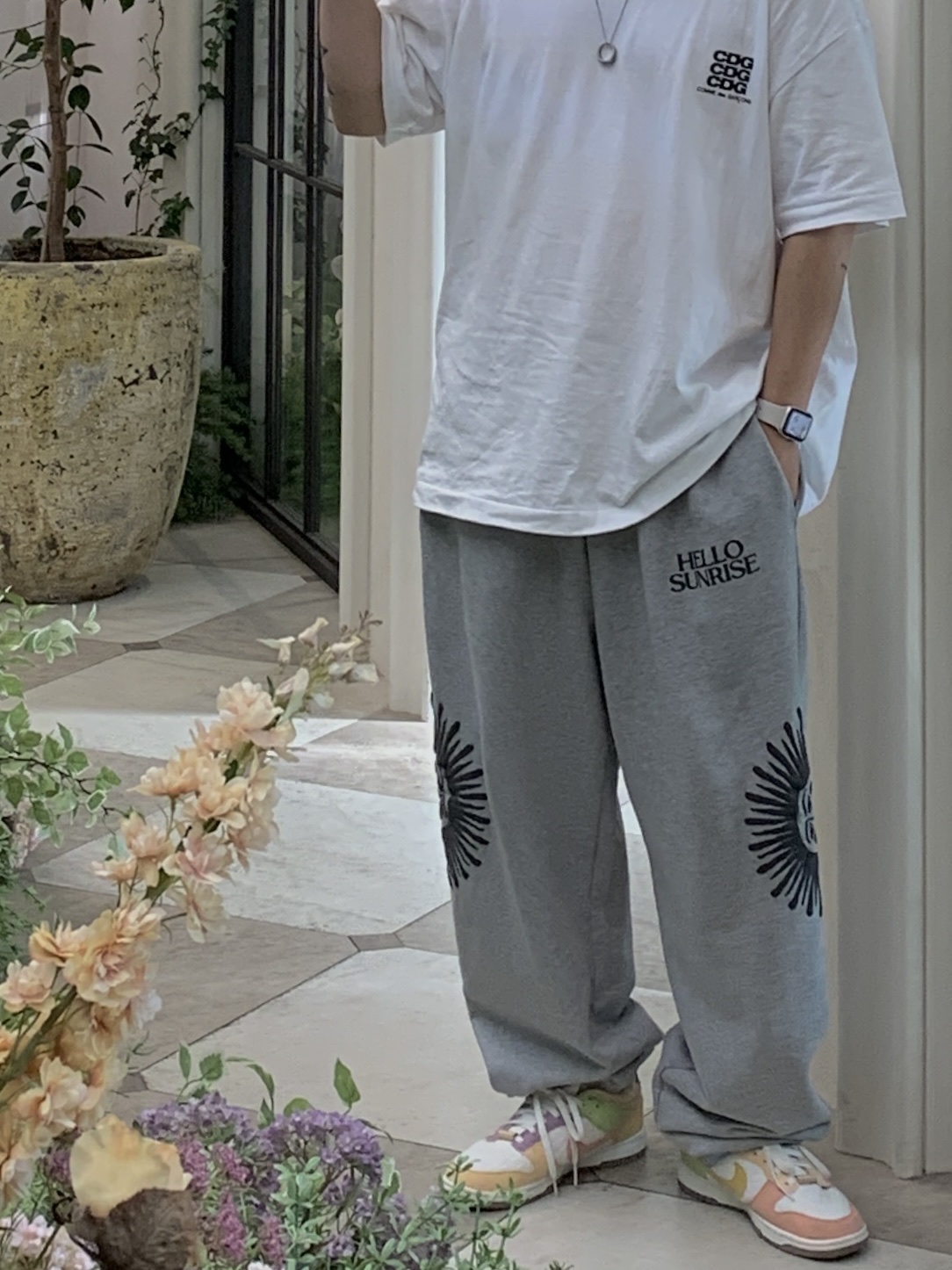 CDG Oversized T-Shirt1 White, (W) Nike Dunk Low SE Sun Club Sanded Gold 착용 스타일 - 4