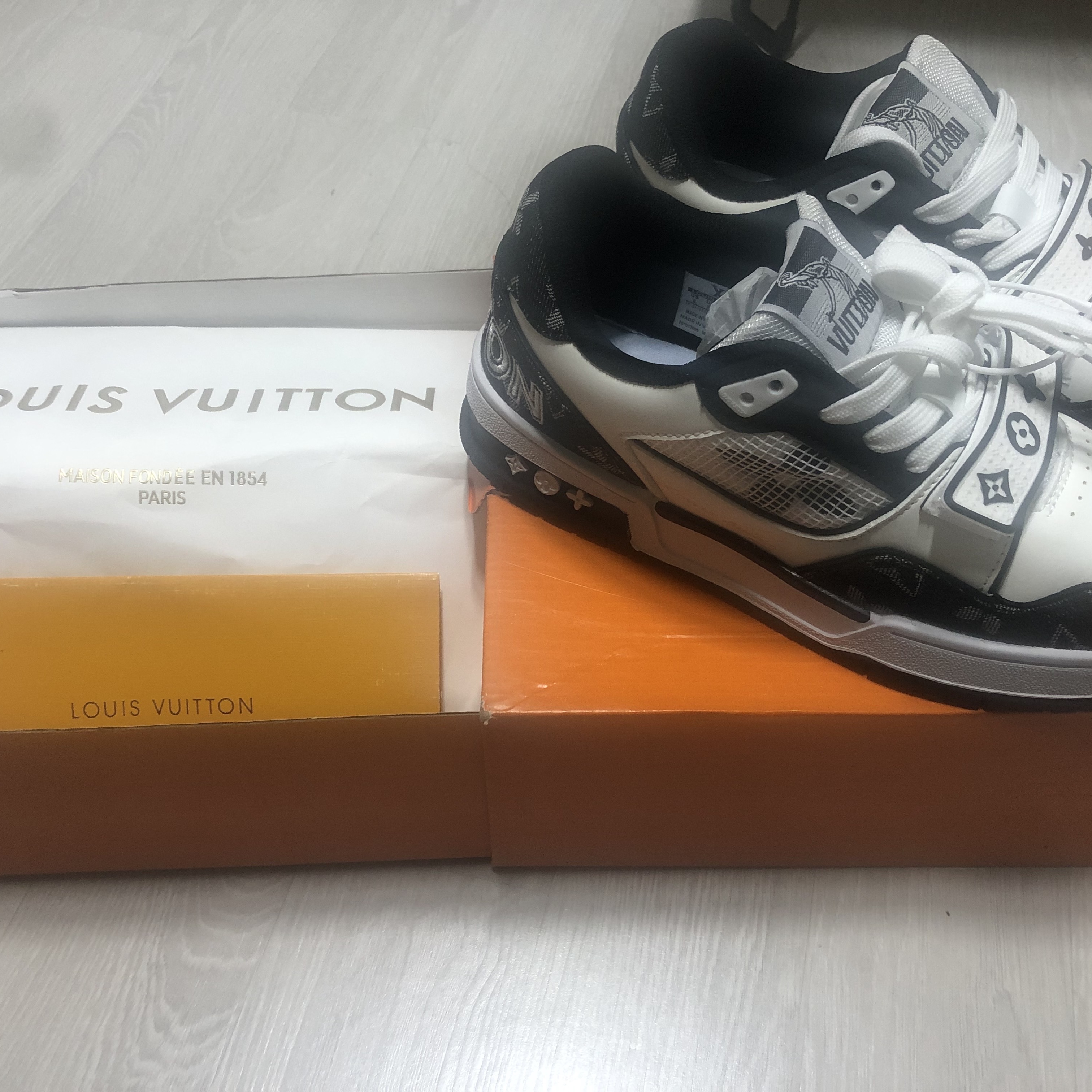 Louis Vuitton Velcro Strap LV Trainer Sneaeker Monogram Denim Yellow 착용 스타일 - 1