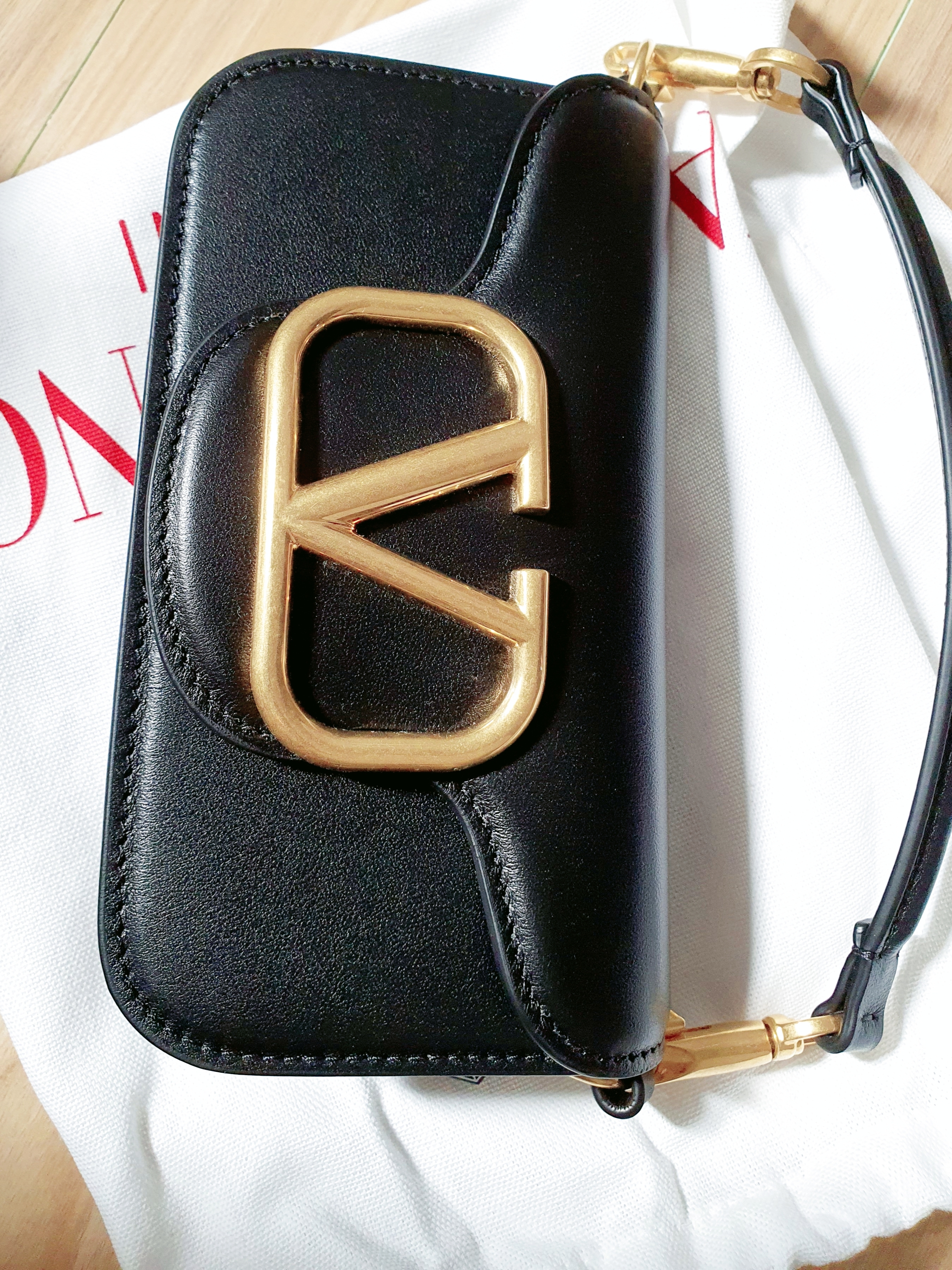 Valentino Calfskin Loco Small Shoulder Bag Black 착용 스타일