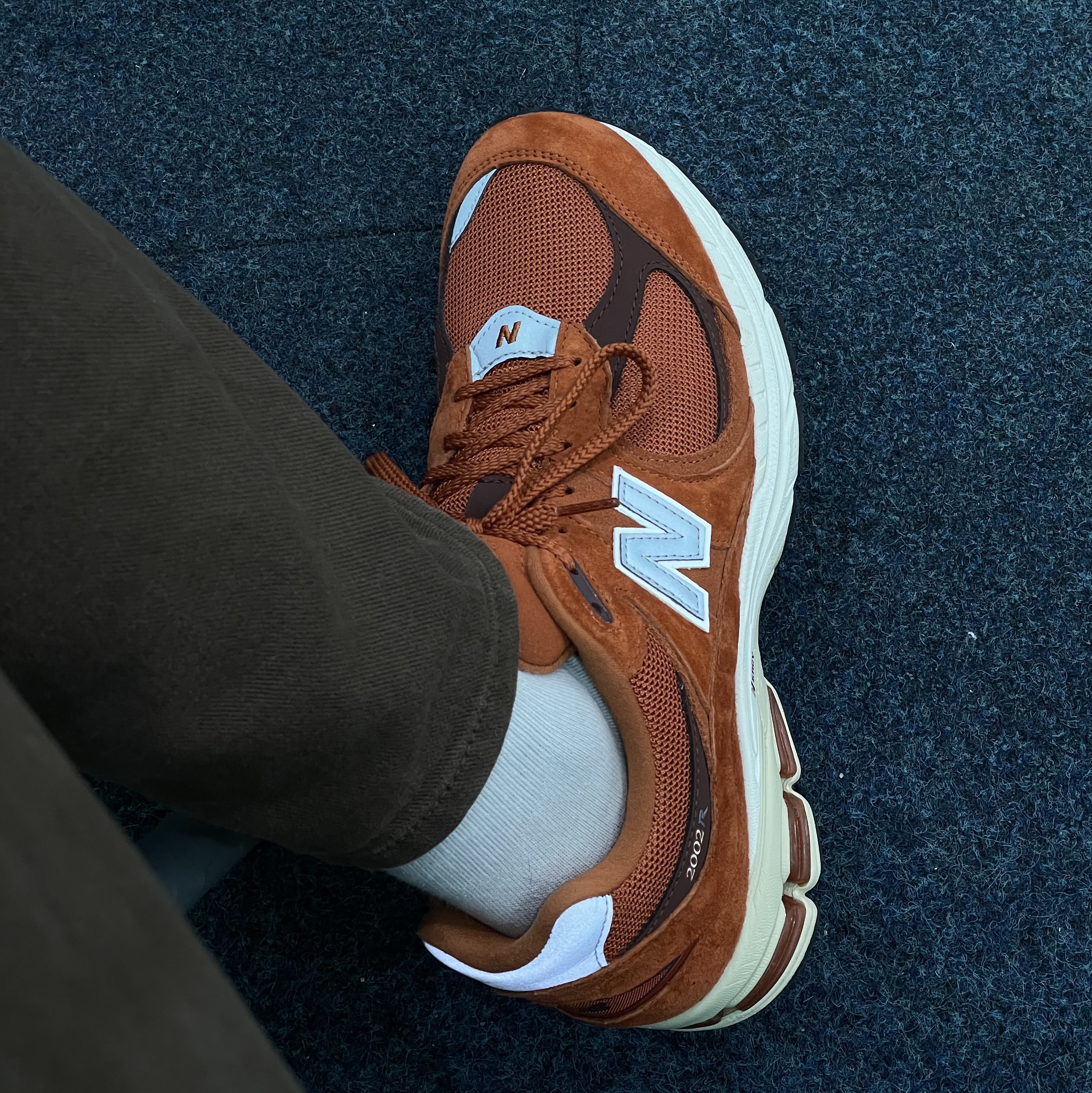 New Balance 2002R Rust Oxide 착용 스타일