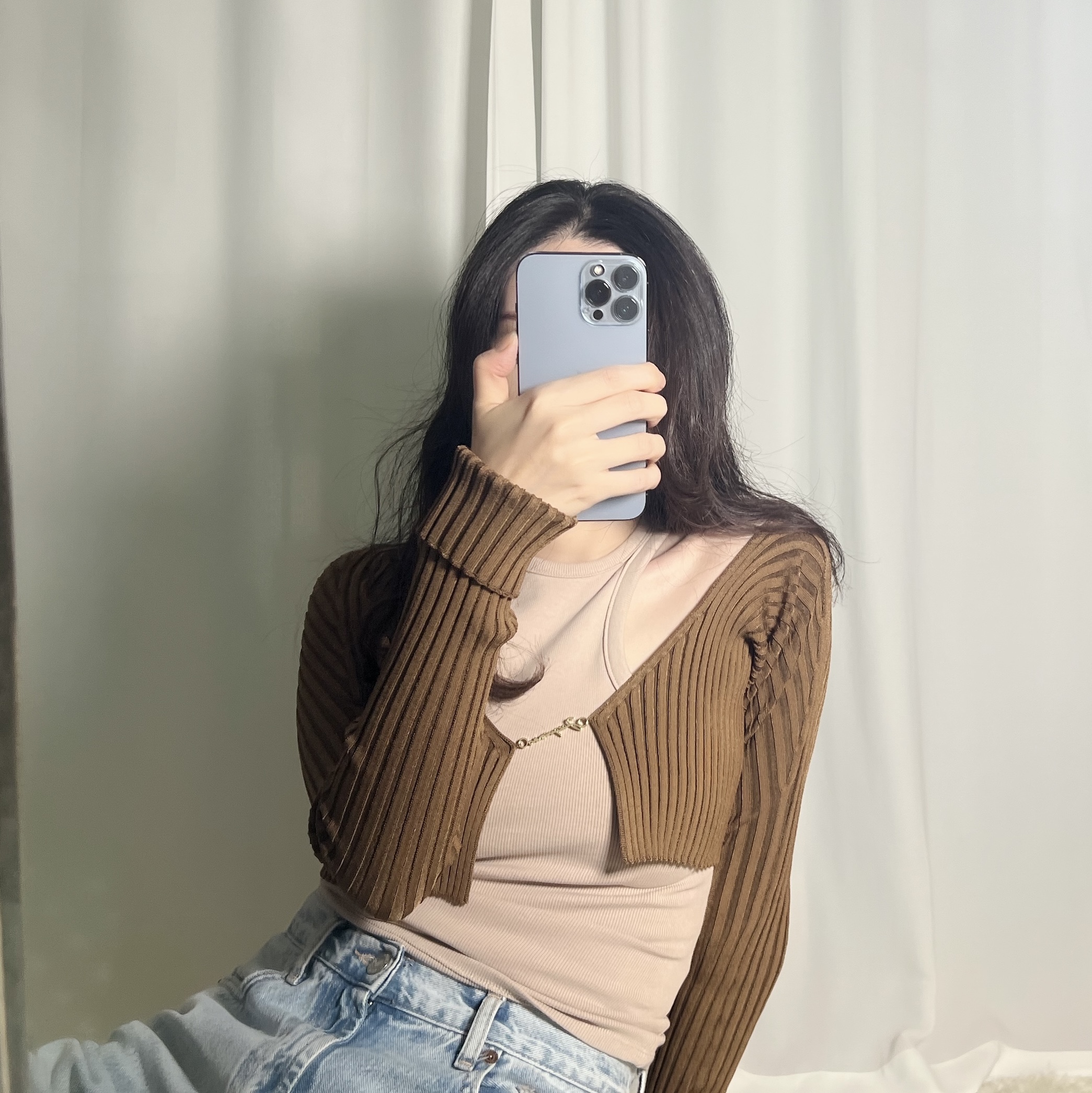 (W) Jacquemus La Maille Pralu Micro Charm Logo Cardigan Brown 착용 스타일 - 3