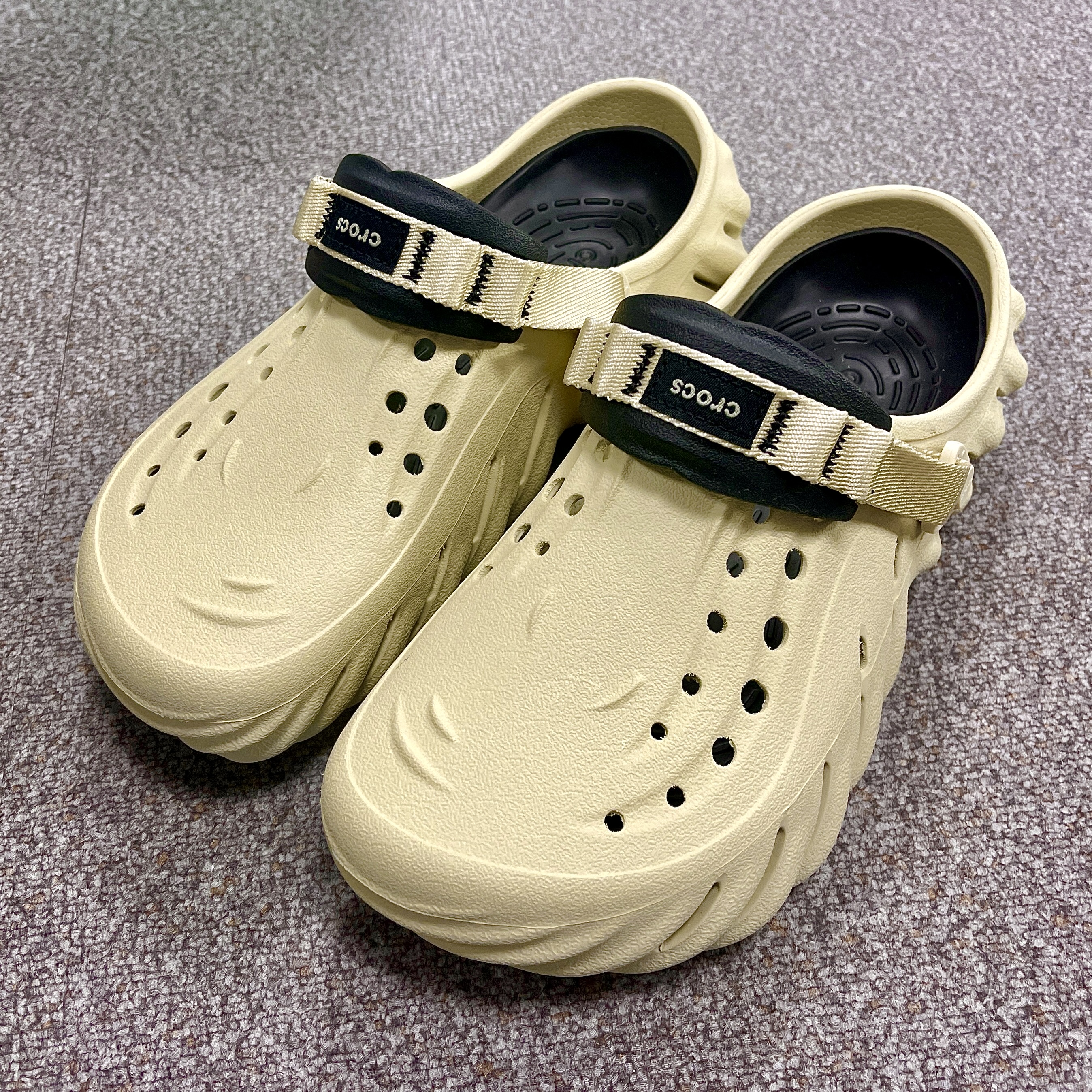Crocs Echo Clog Bone Black 착용 스타일 - 2